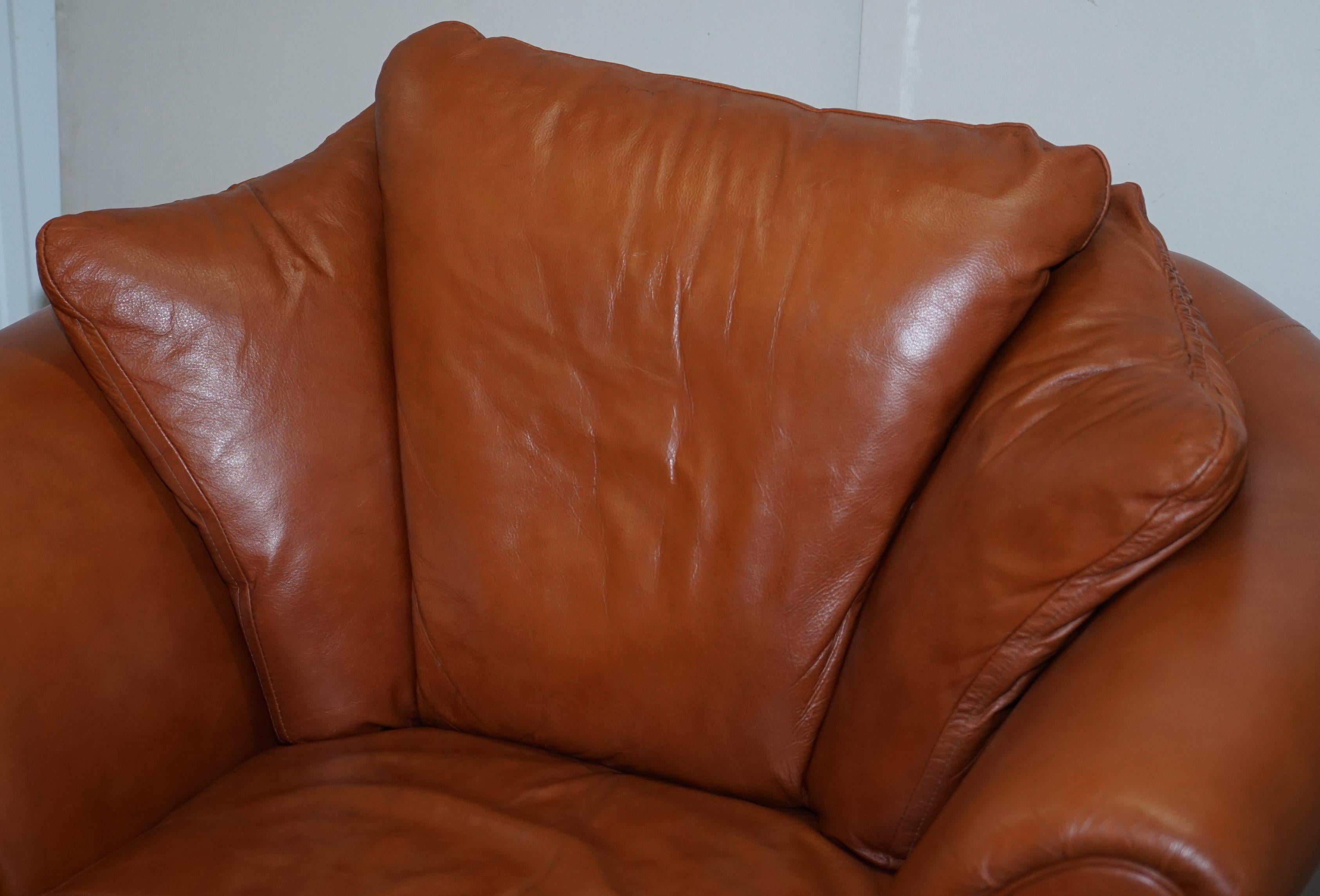 Ravissant petit canapé en cuir brun clair vieilli et ensemble de deux pièces de fauteuils assortis en vente 10