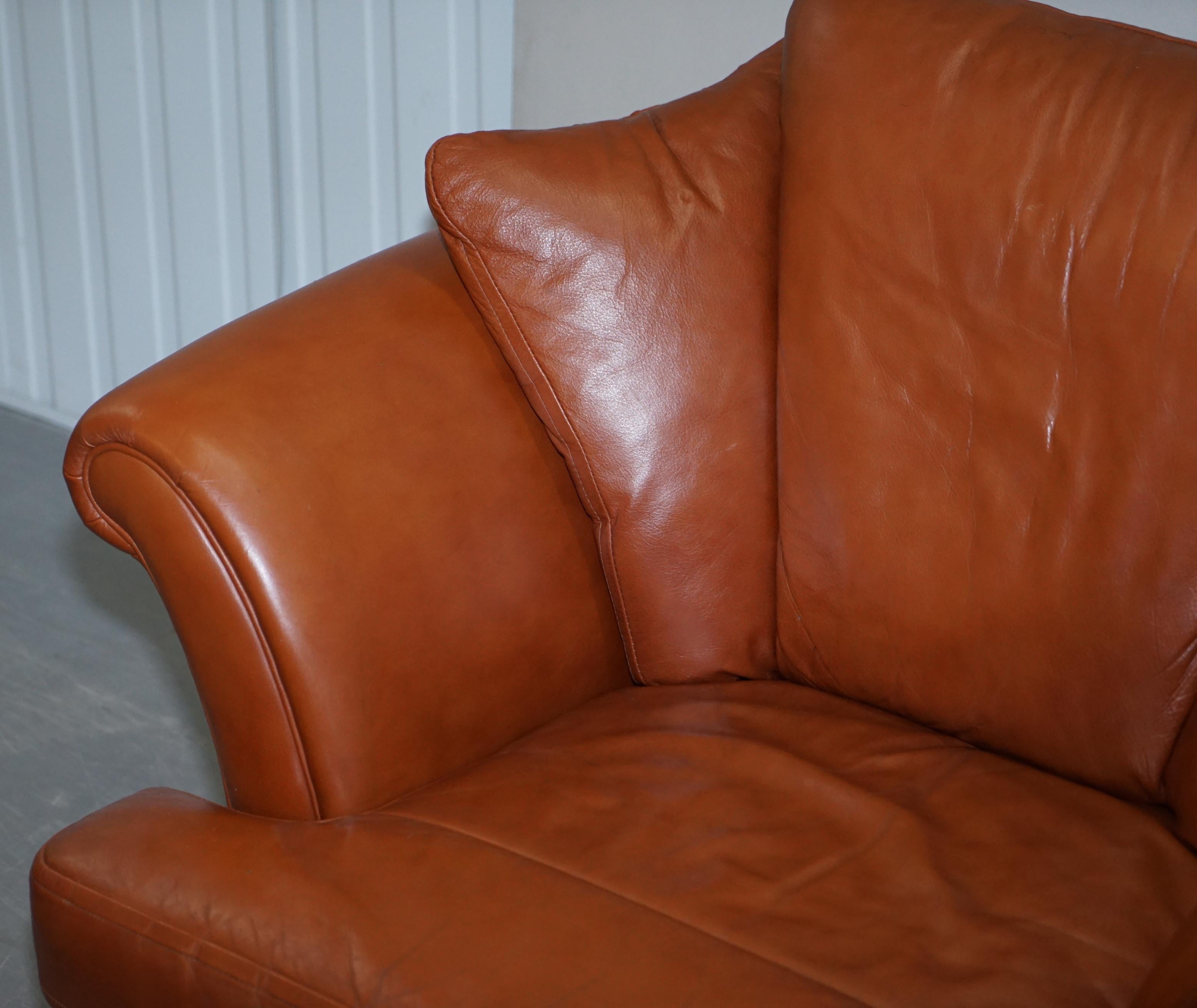 Ravissant petit canapé en cuir brun clair vieilli et ensemble de deux pièces de fauteuils assortis en vente 11
