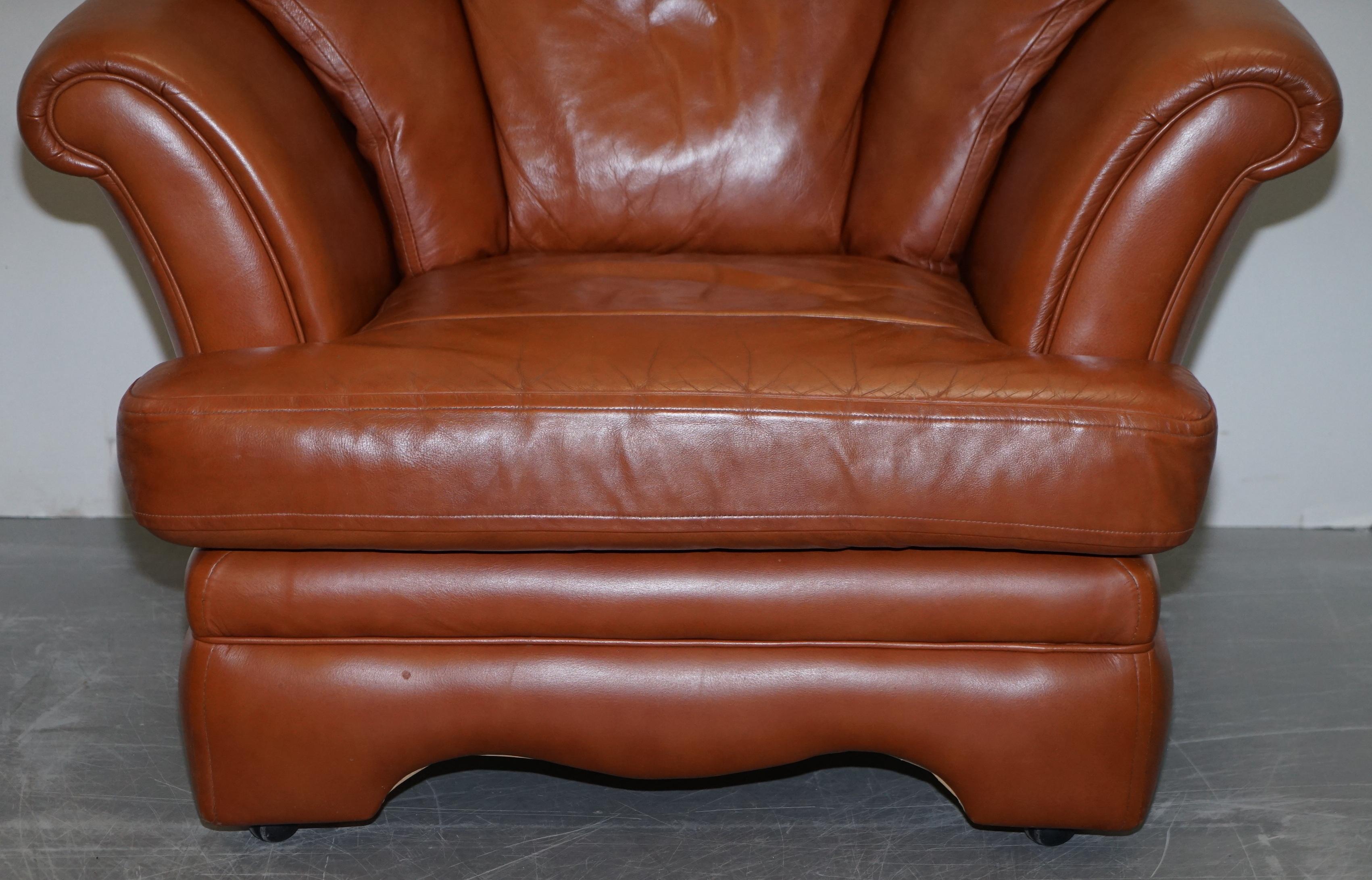 Ravissant petit canapé en cuir brun clair vieilli et ensemble de deux pièces de fauteuils assortis en vente 12