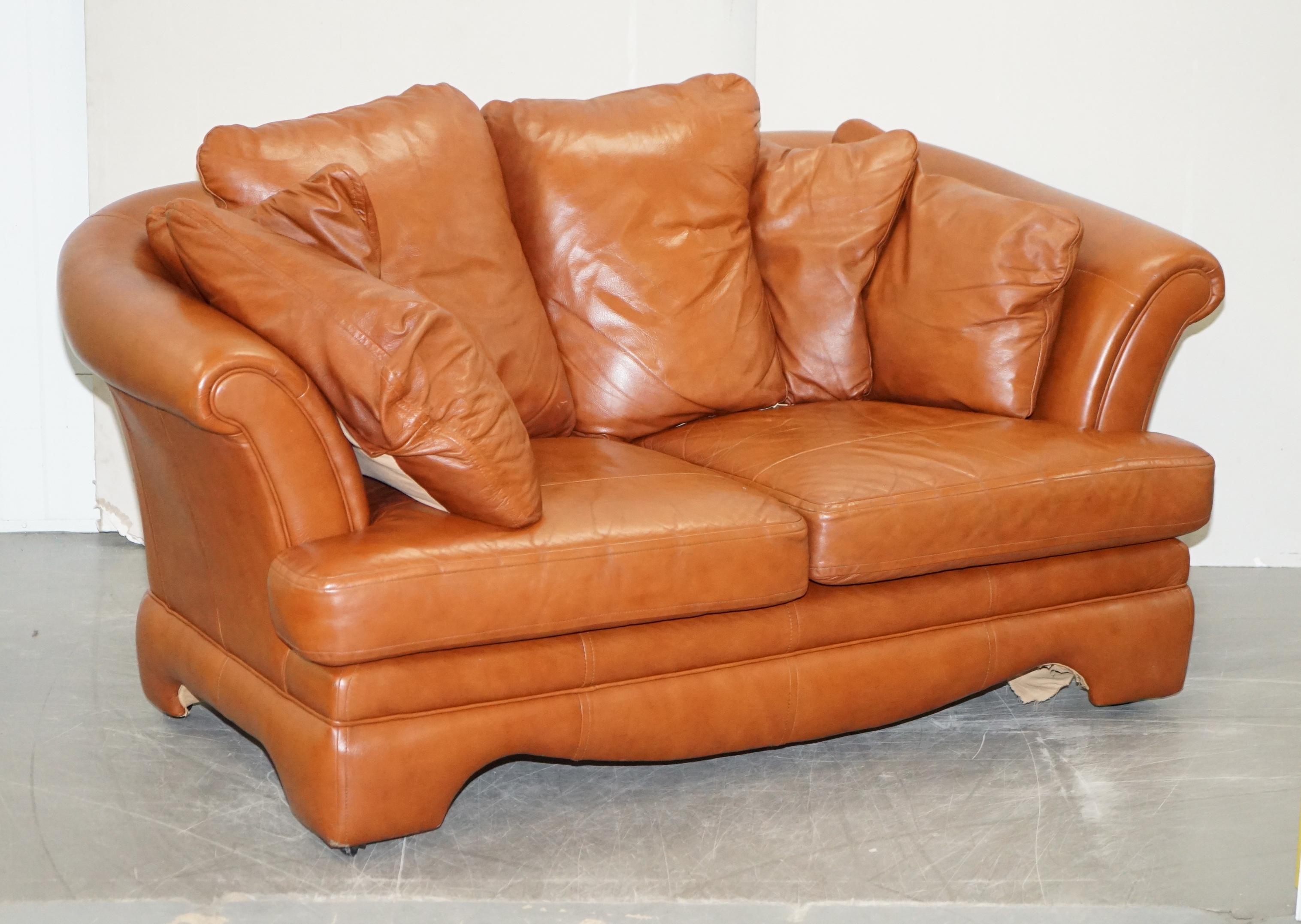 Wir freuen uns, dieses sehr schöne Sofa und Sessel in braunem Leder mit abnehmbaren Kissen zum Verkauf anbieten zu können 

Eine schöne, dekorative und bequeme Sitzgruppe. Die Rückenkissen sind solide kombiniert und lassen sich mit einem