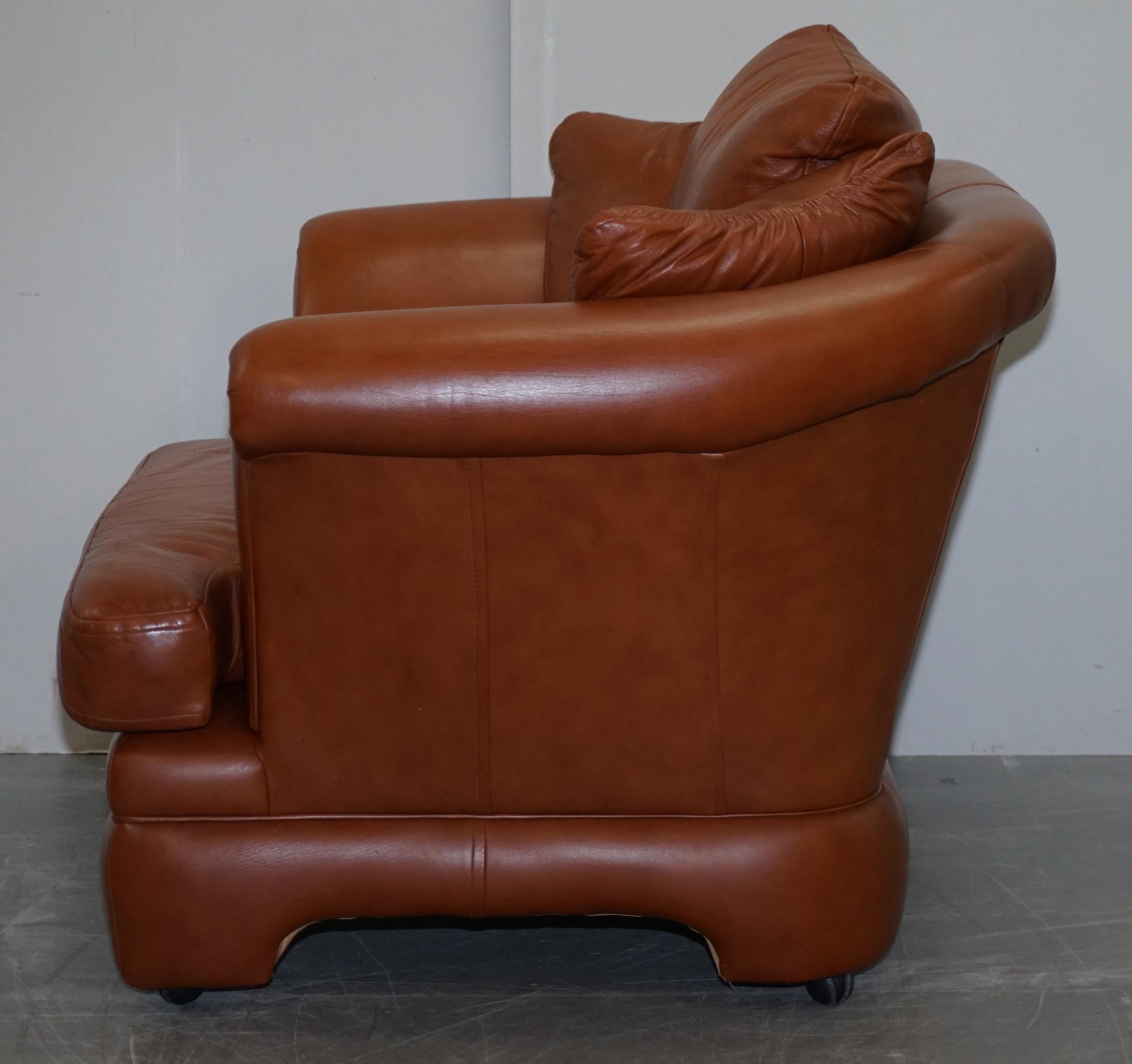 Ravissant petit canapé en cuir brun clair vieilli et ensemble de deux pièces de fauteuils assortis en vente 13