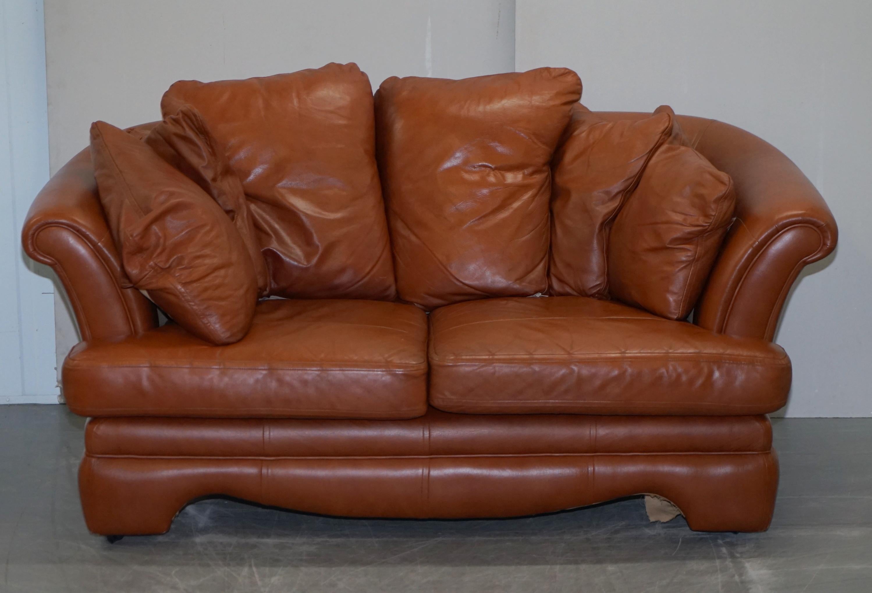 Zweiteiliges Set aus schönem, kleinen, gealtertem, braunem Leder-Sofa und passendem Sessel (Moderne der Mitte des Jahrhunderts) im Angebot