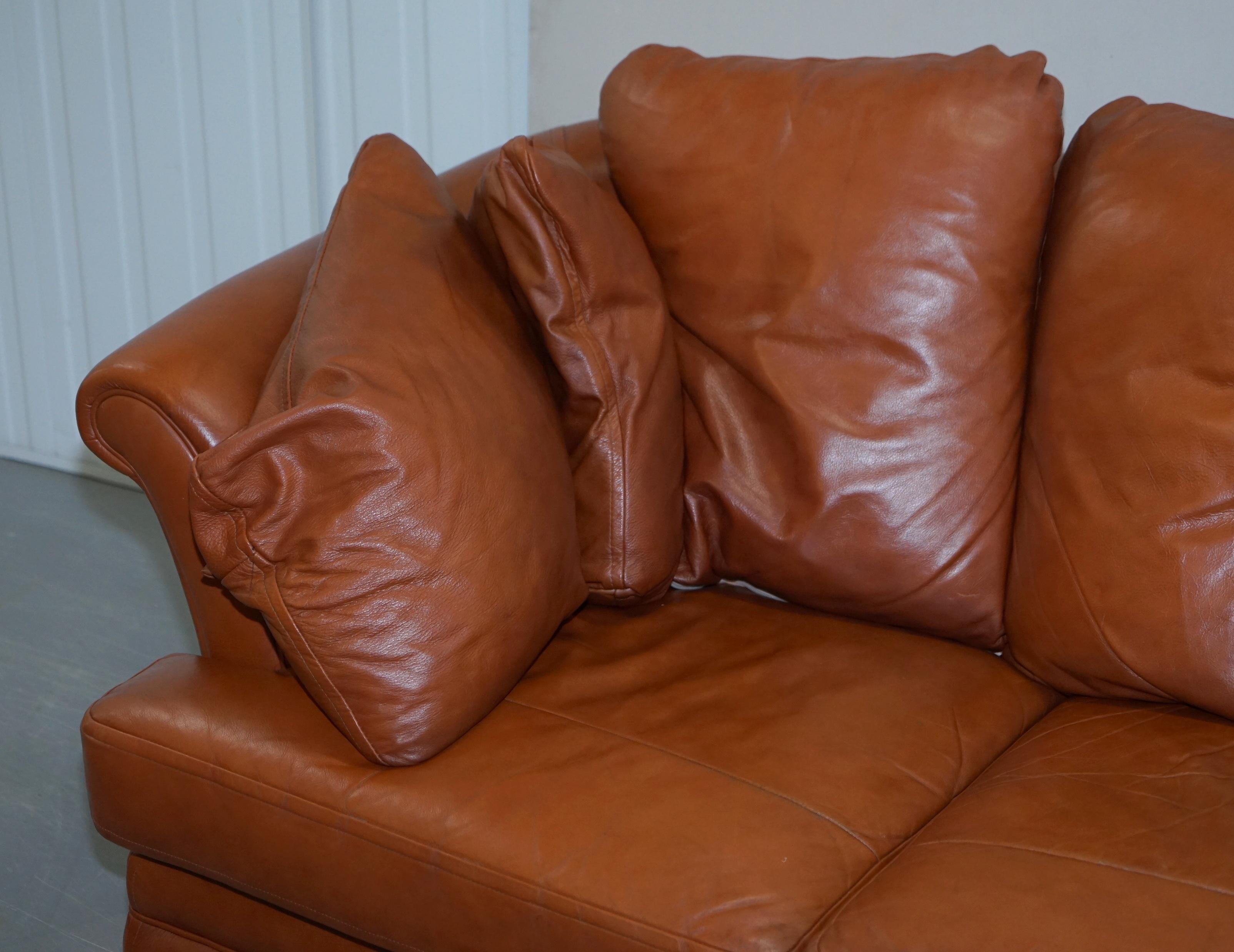 Anglais Ravissant petit canapé en cuir brun clair vieilli et ensemble de deux pièces de fauteuils assortis en vente