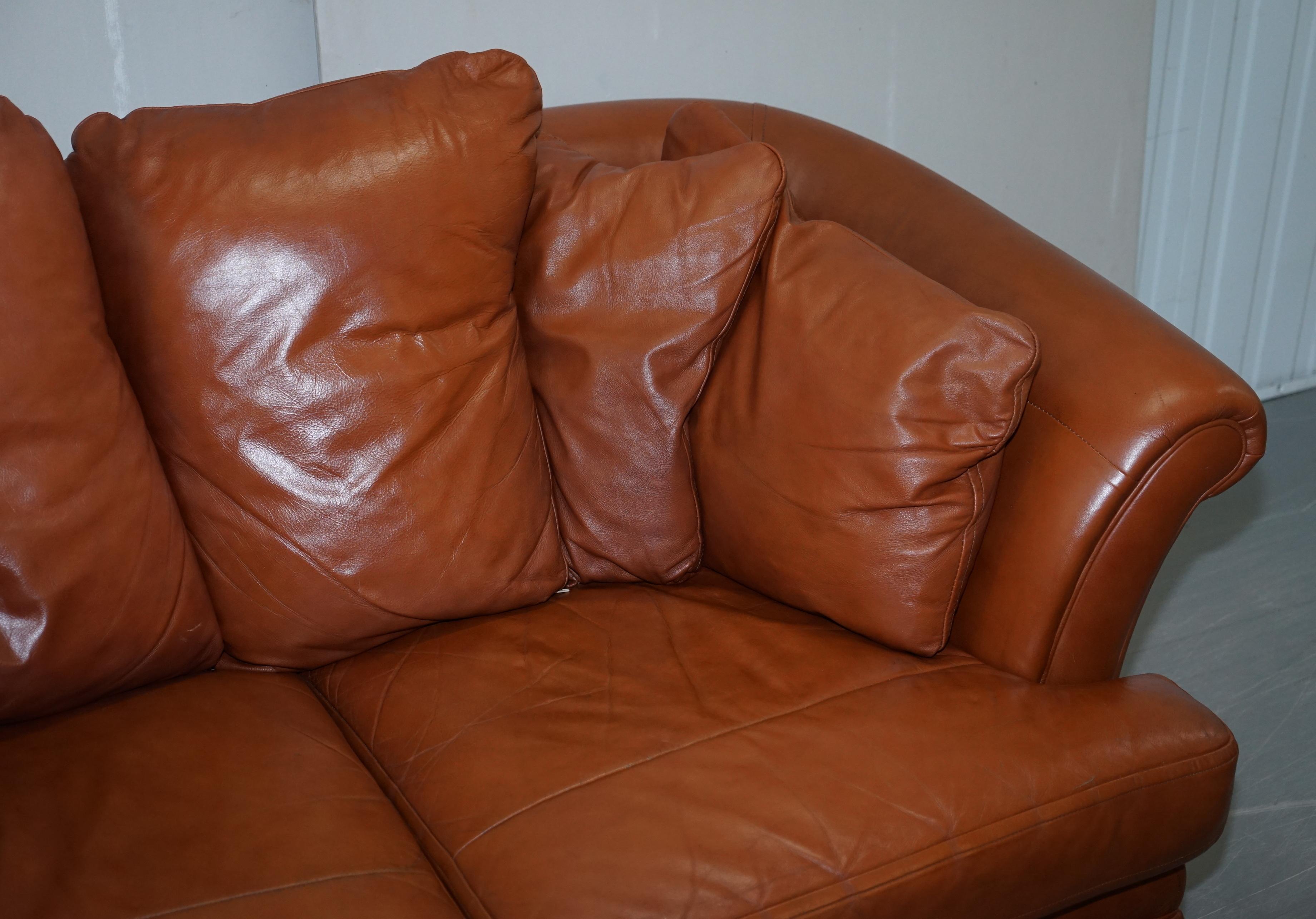 Fait main Ravissant petit canapé en cuir brun clair vieilli et ensemble de deux pièces de fauteuils assortis en vente