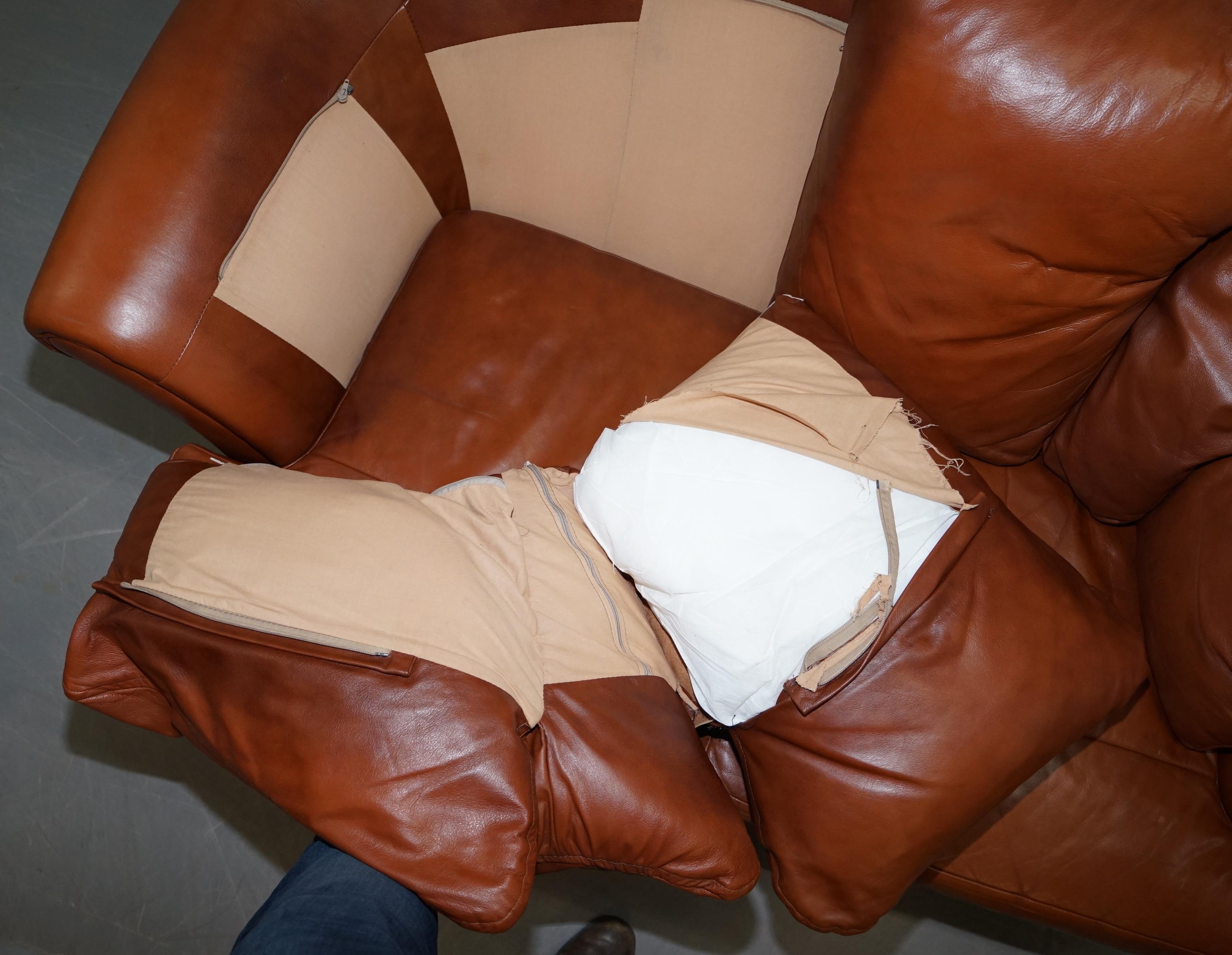 Cuir Ravissant petit canapé en cuir brun clair vieilli et ensemble de deux pièces de fauteuils assortis en vente