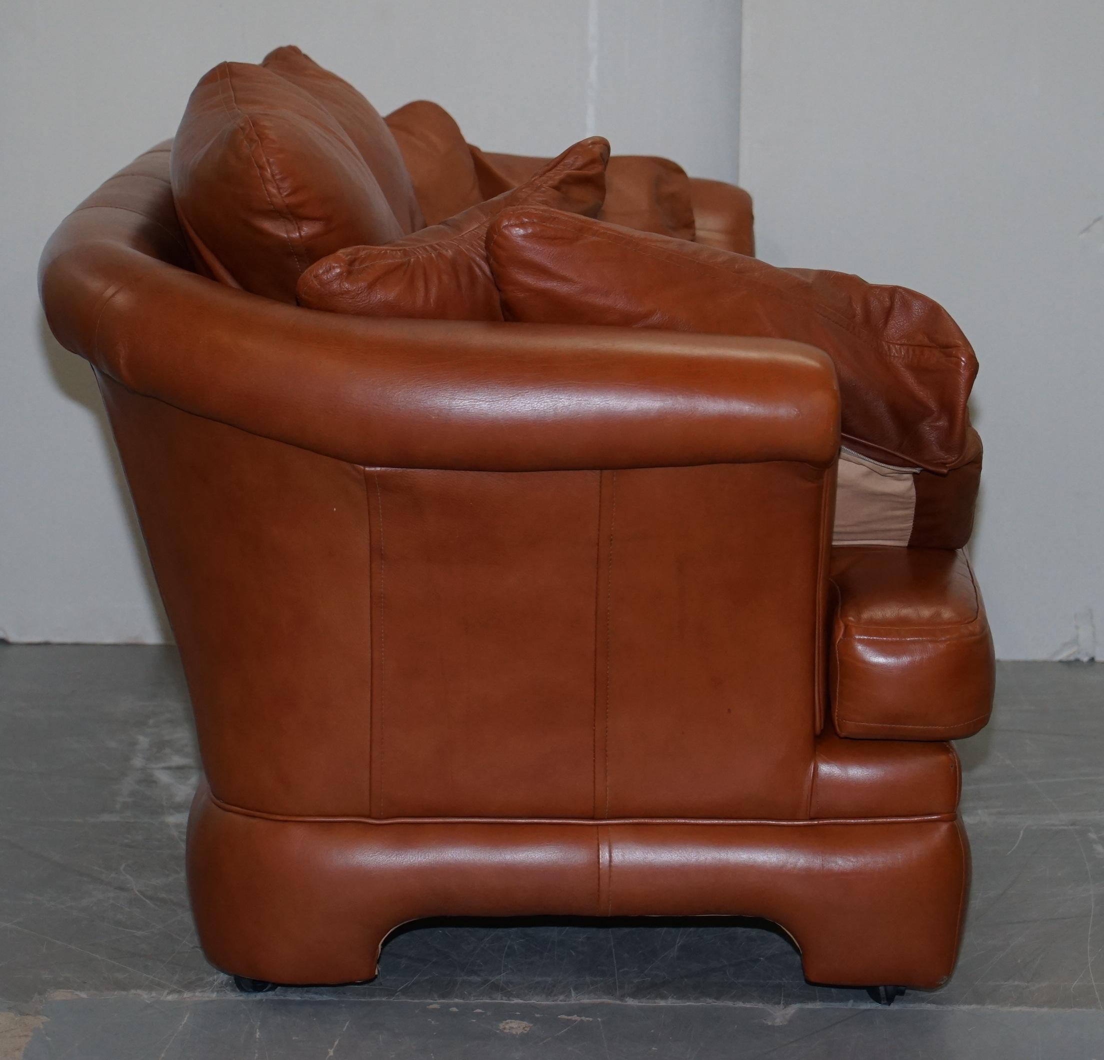 Ravissant petit canapé en cuir brun clair vieilli et ensemble de deux pièces de fauteuils assortis en vente 1