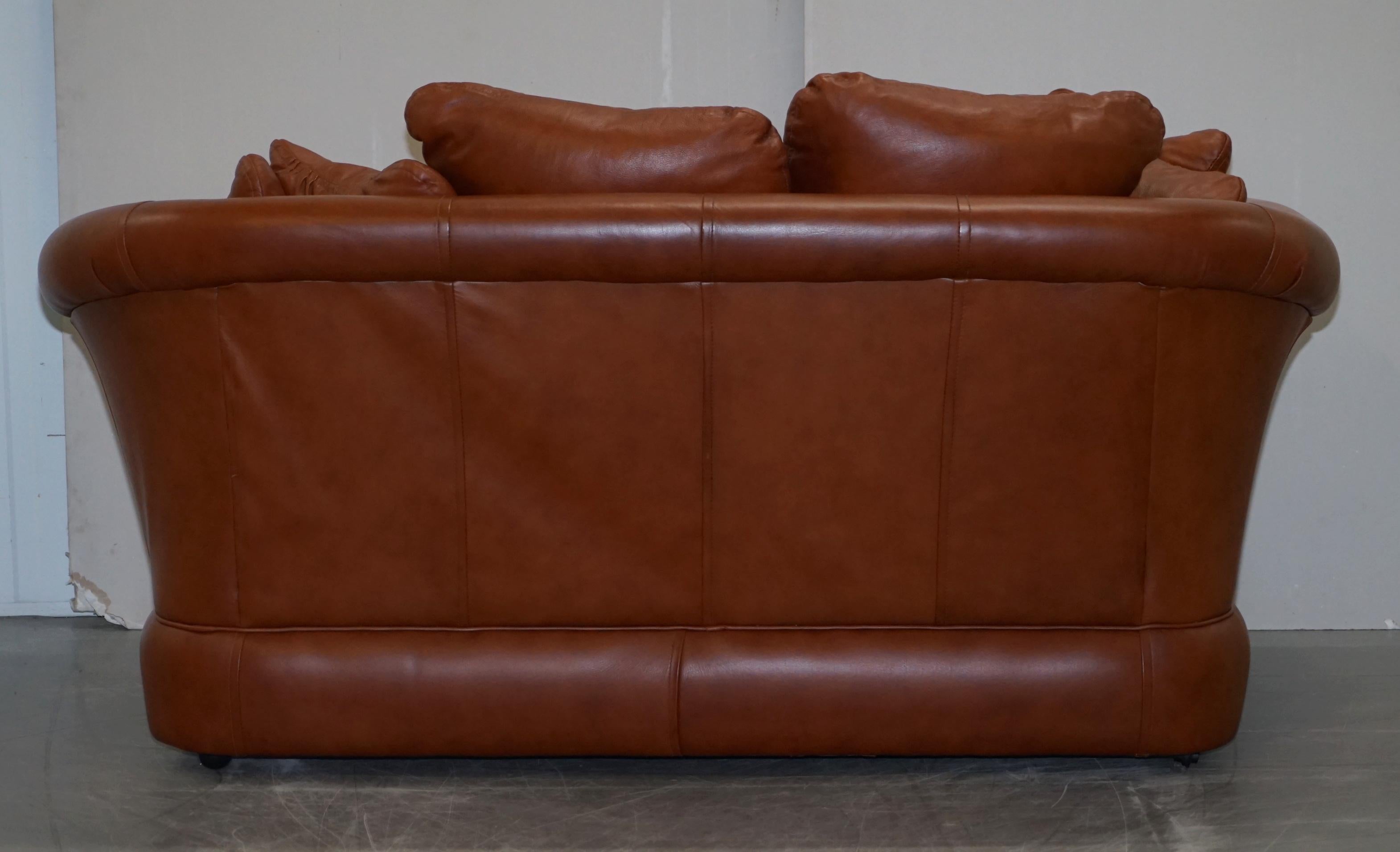 Ravissant petit canapé en cuir brun clair vieilli et ensemble de deux pièces de fauteuils assortis en vente 2