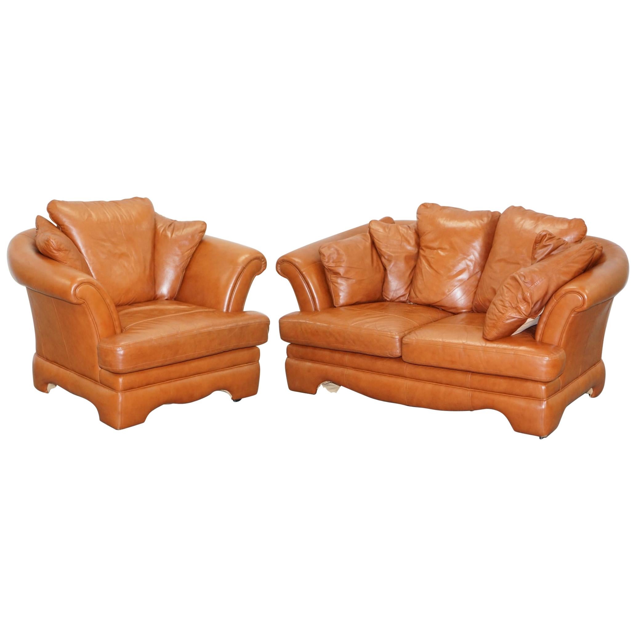 Ravissant petit canapé en cuir brun clair vieilli et ensemble de deux pièces de fauteuils assortis