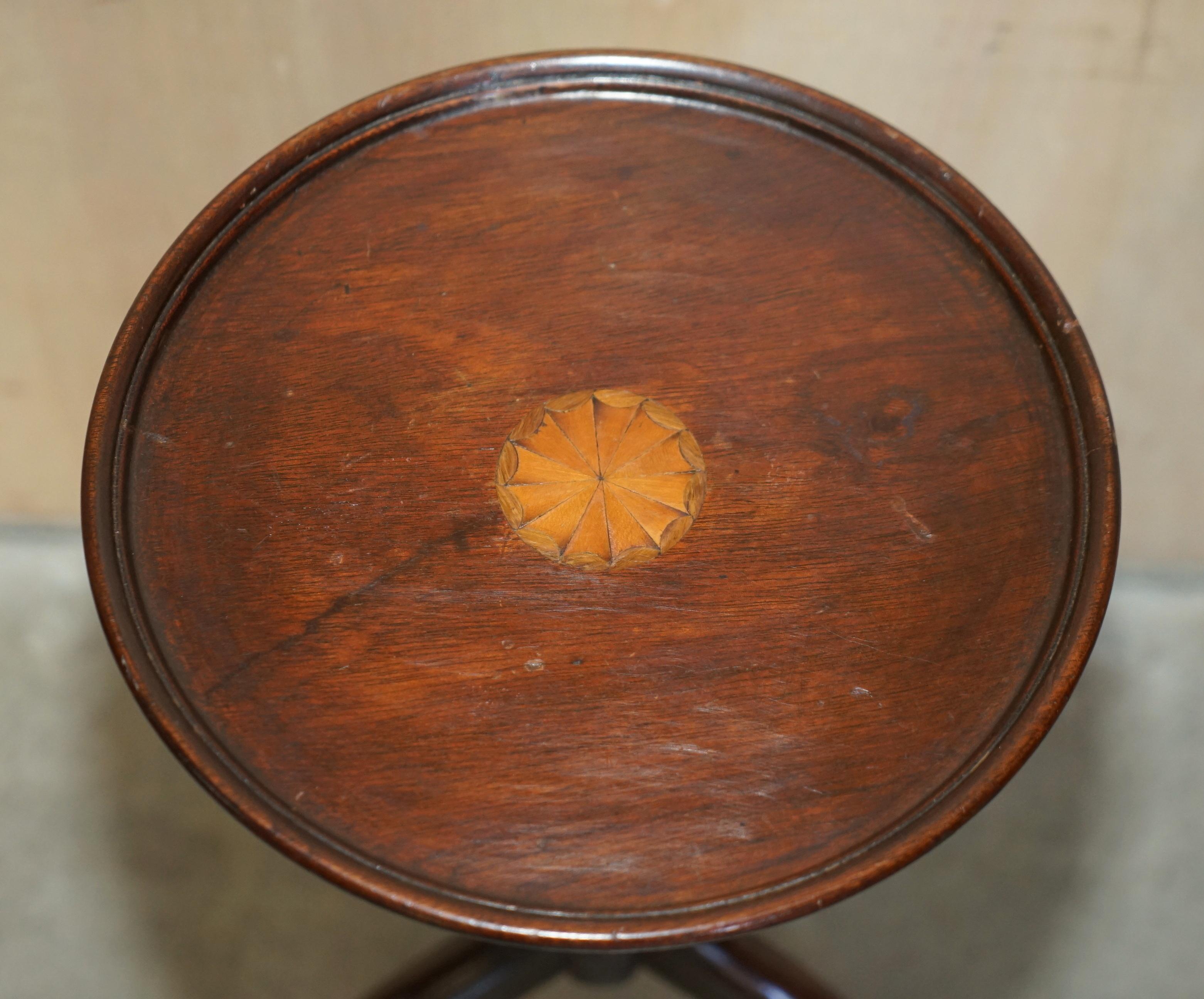 LOVELY SMALL ANTIQUE SHERATON REViVAL HARDWOOD TRIPOD SIDE END LAMP WINE TABLE For Sale 3