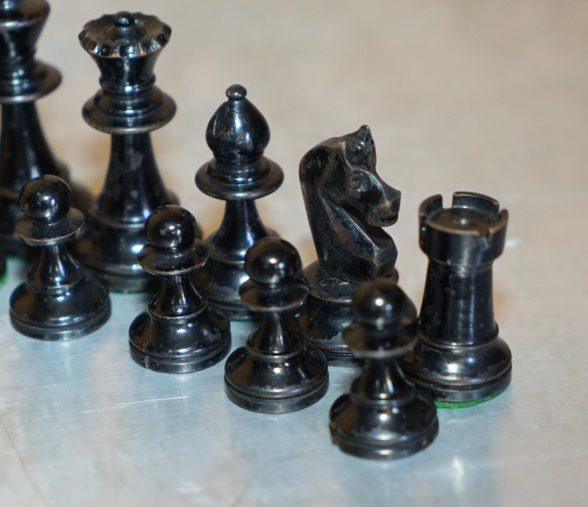 LOVELY SMALL ANTIQUE VICTORIAN 1860 STAUNTON PATTERN CHESS SET IN ORiGINAL BOX For Sale 2