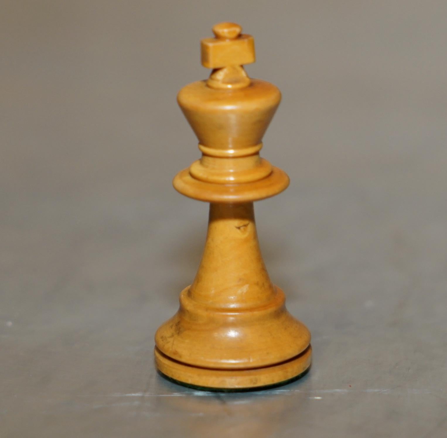 LOVELY SMALL ANTIQUE VICTORIAN 1860 STAUNTON PATTERN CHESS SET IN ORiGINAL BOX For Sale 4