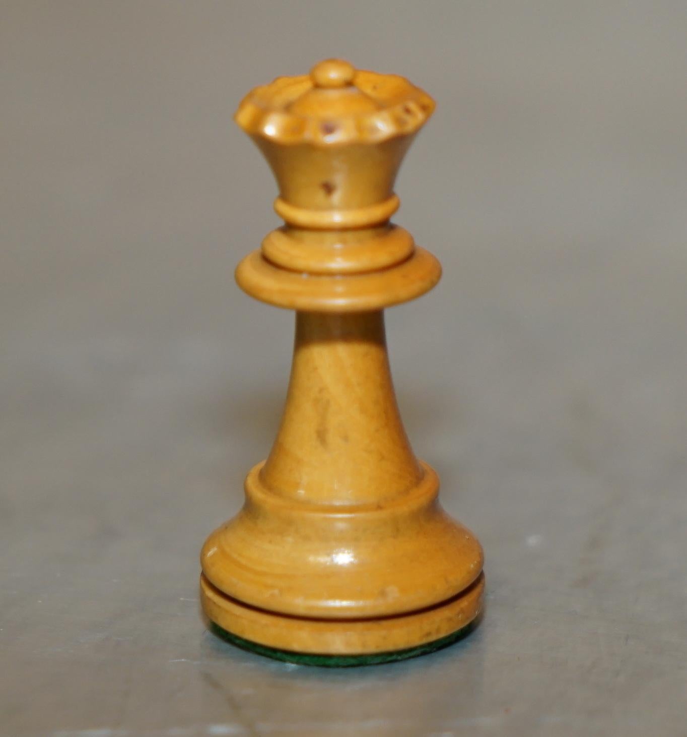 LOVELY SMALL ANTIQUE VICTORIAN 1860 STAUNTON PATTERN CHESS SET IN ORiGINAL BOX For Sale 5