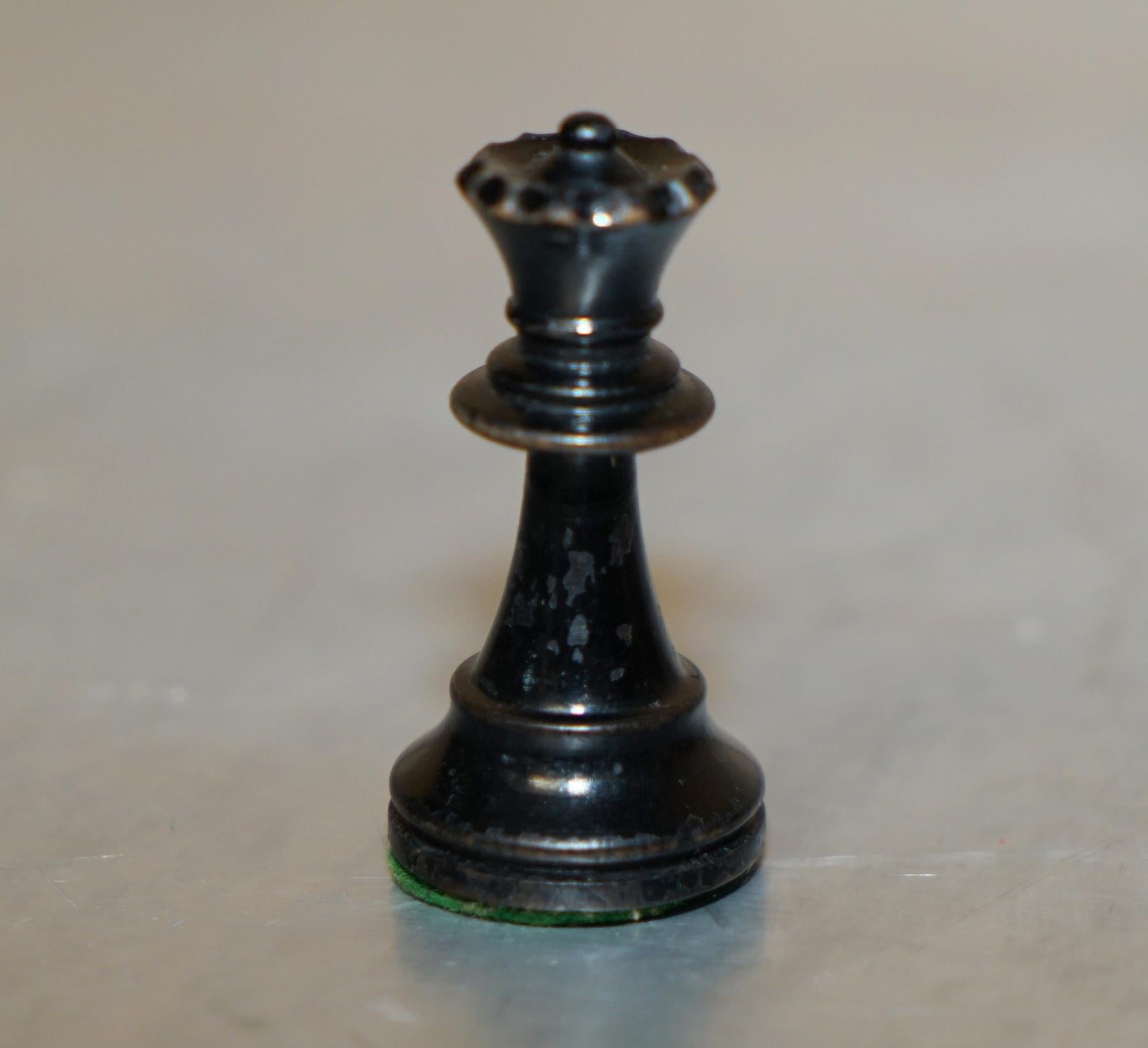 LOVELY SMALL ANTIQUE VICTORIAN 1860 STAUNTON PATTERN CHESS SET IN ORiGINAL BOX For Sale 7