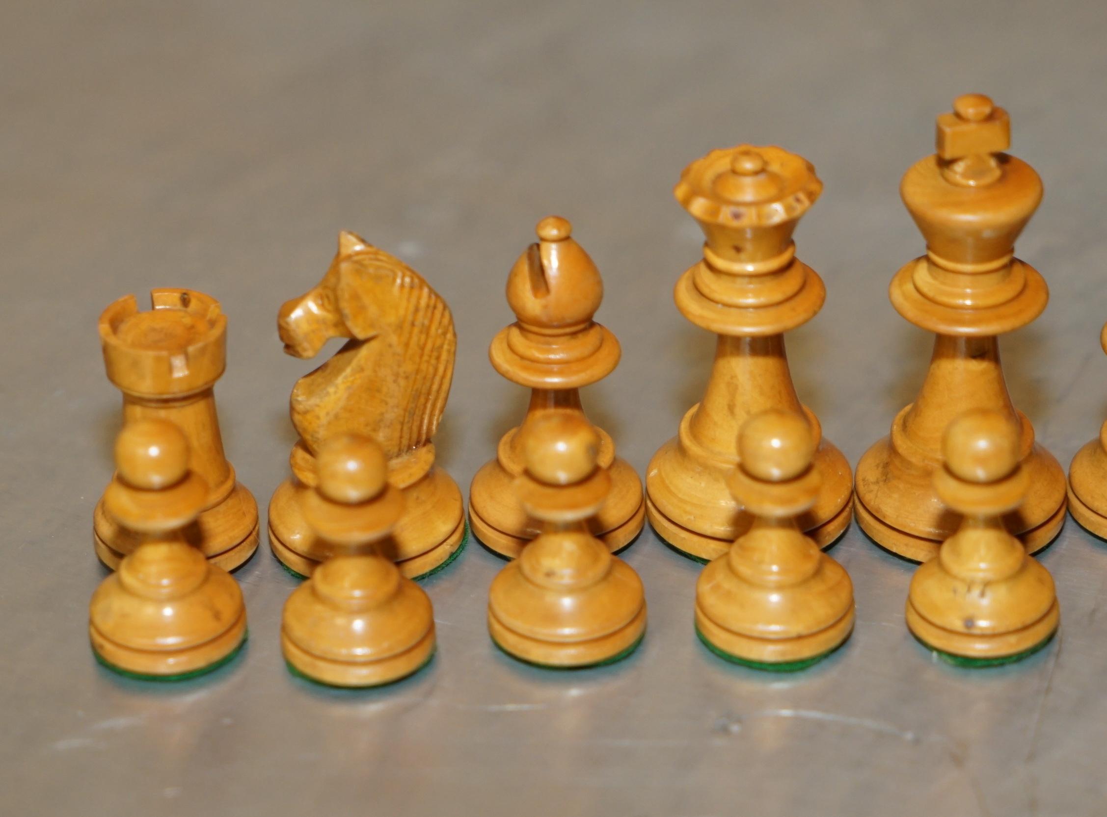 Victorian LOVELY SMALL ANTIQUE VICTORIAN 1860 STAUNTON PATTERN CHESS SET IN ORiGINAL BOX For Sale