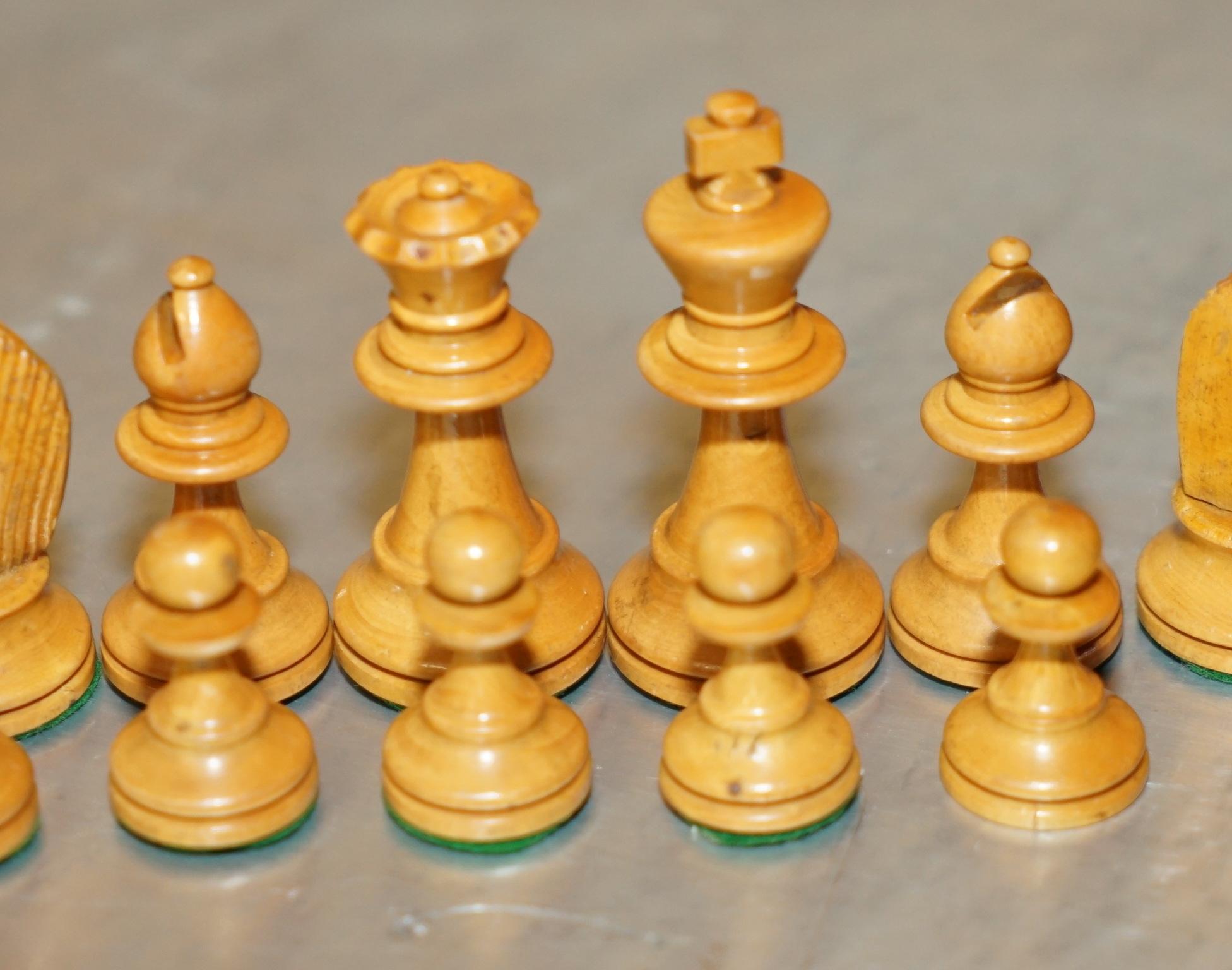 English LOVELY SMALL ANTIQUE VICTORIAN 1860 STAUNTON PATTERN CHESS SET IN ORiGINAL BOX For Sale
