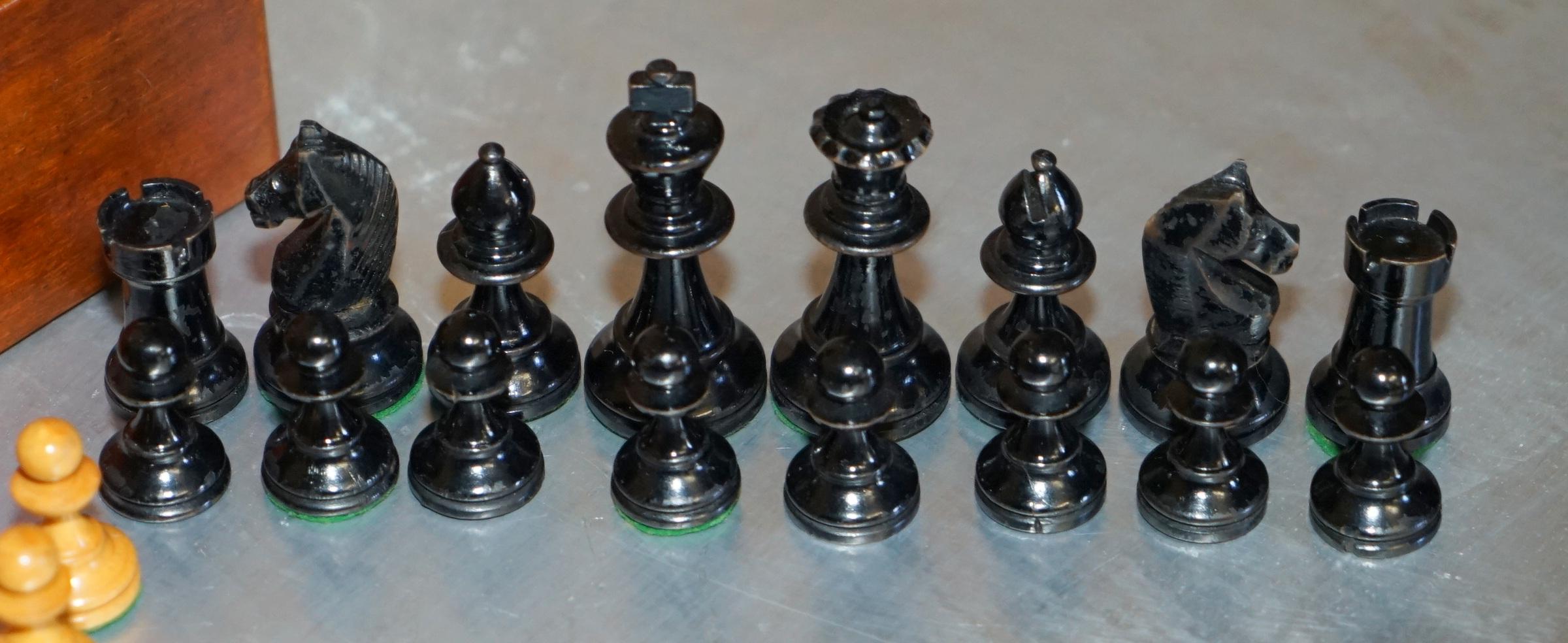 LOVELY SMALL ANTIQUE VICTORIAN 1860 STAUNTON PATTERN CHESS SET IN ORiGINAL BOX In Good Condition For Sale In West Sussex, Pulborough