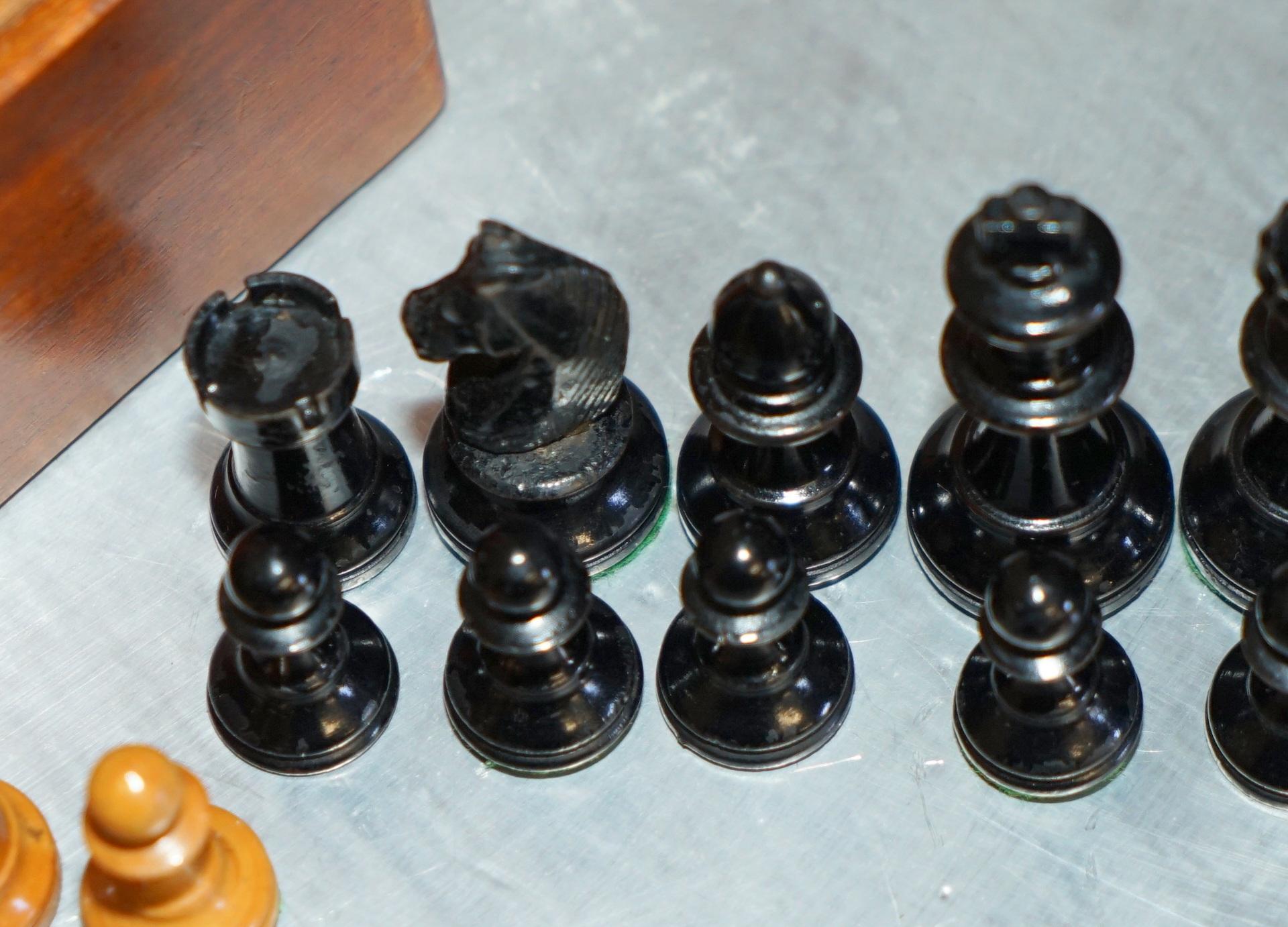 Mid-19th Century LOVELY SMALL ANTIQUE VICTORIAN 1860 STAUNTON PATTERN CHESS SET IN ORiGINAL BOX For Sale