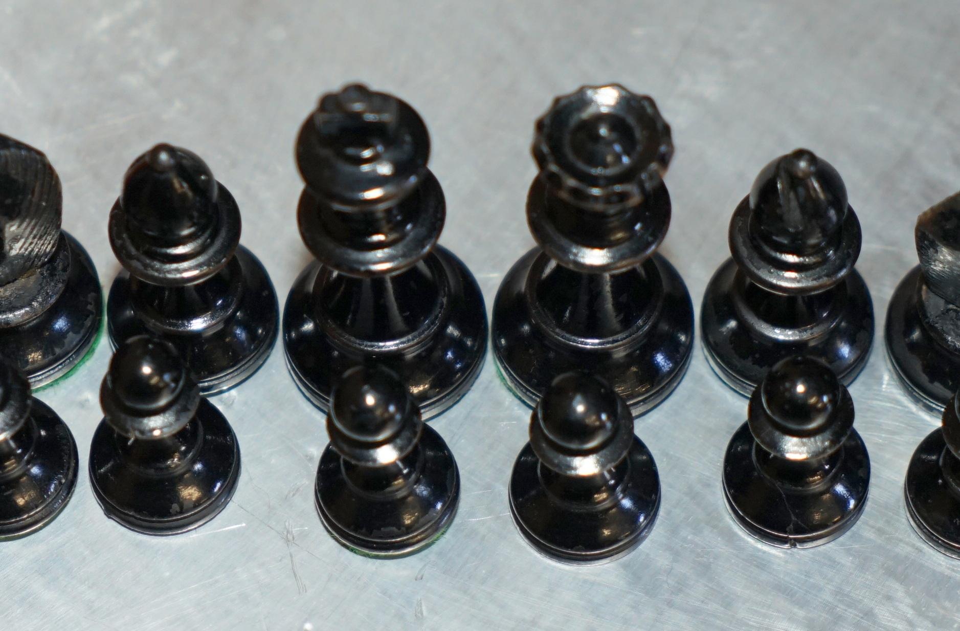 Hardwood LOVELY SMALL ANTIQUE VICTORIAN 1860 STAUNTON PATTERN CHESS SET IN ORiGINAL BOX For Sale