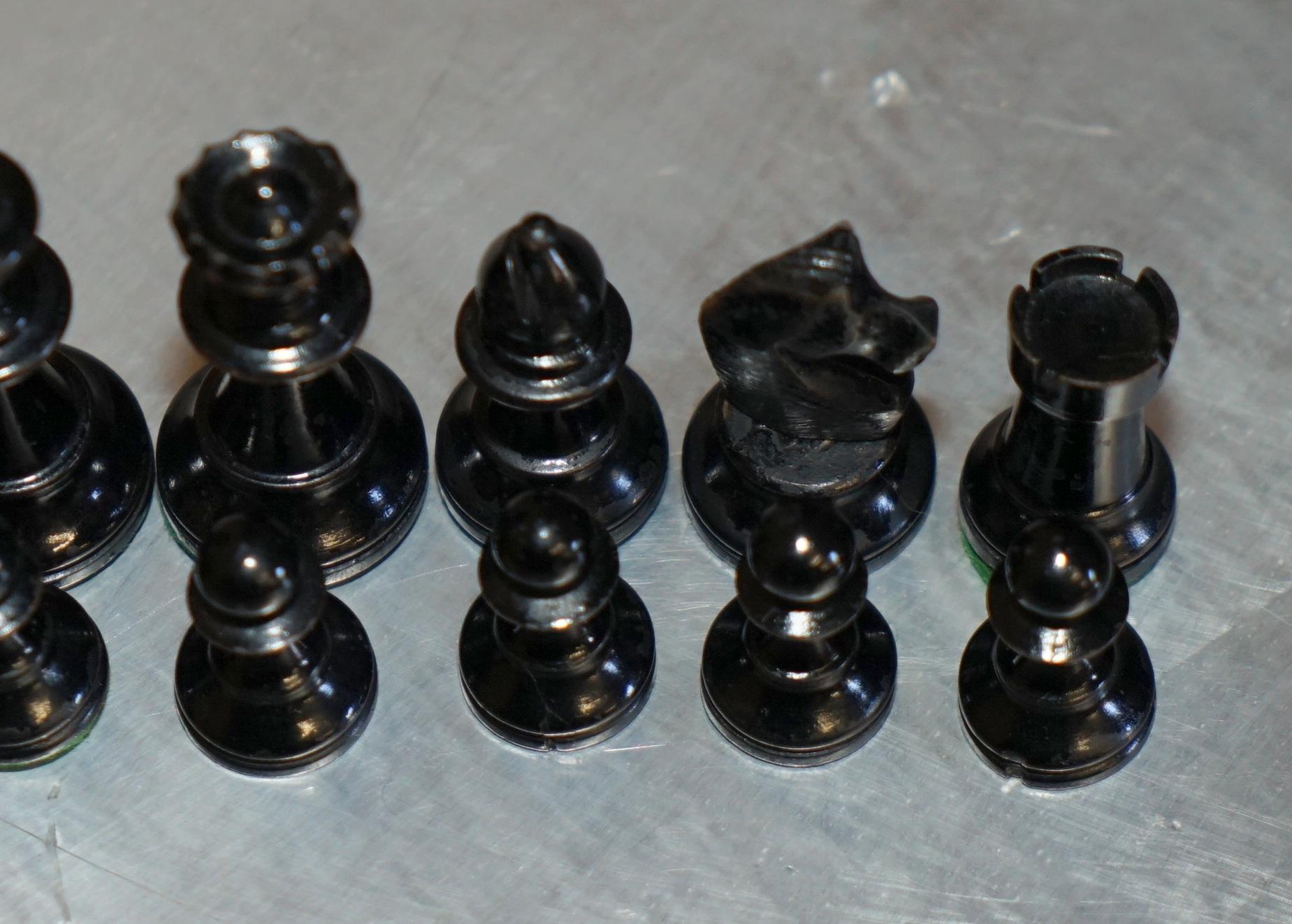 LOVELY SMALL ANTIQUE VICTORIAN 1860 STAUNTON PATTERN CHESS SET IN ORiGINAL BOX For Sale 1