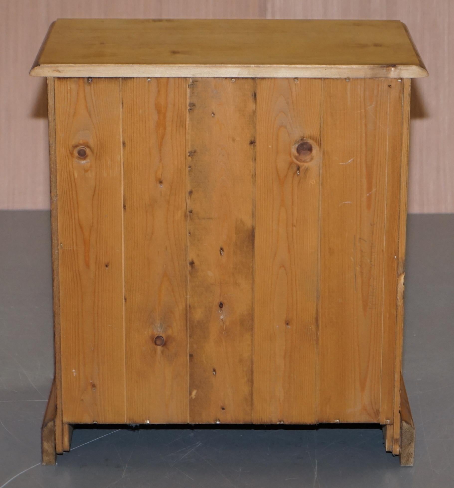 Lovely Small English Oak Vintage circa 1960s Bedside Table Chest of Drawers 4