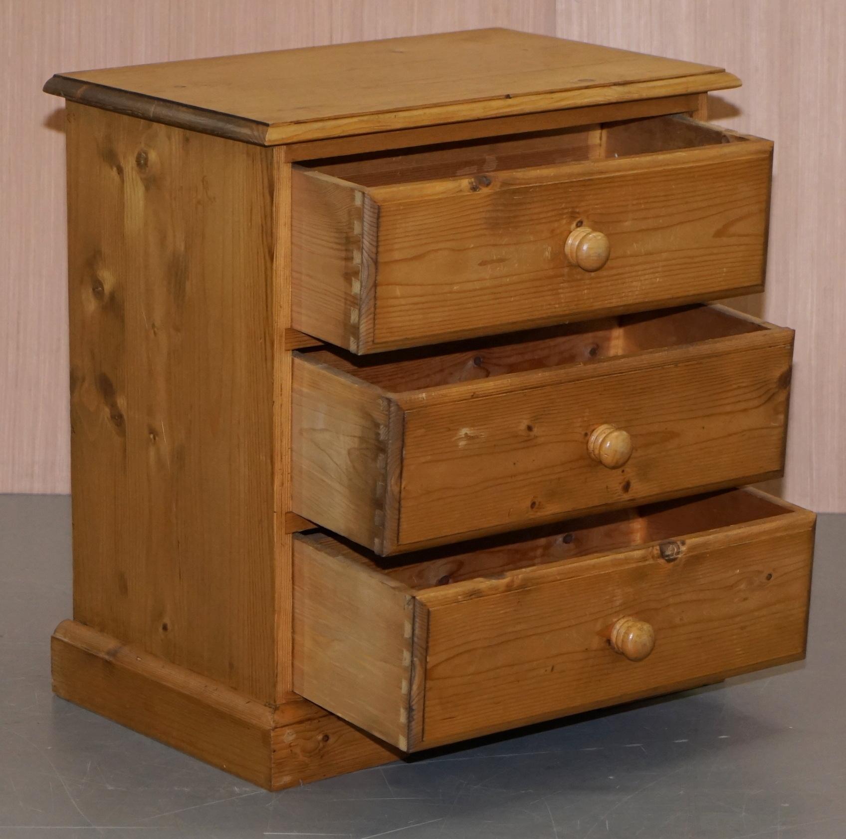 Lovely Small English Oak Vintage circa 1960s Bedside Table Chest of Drawers 5