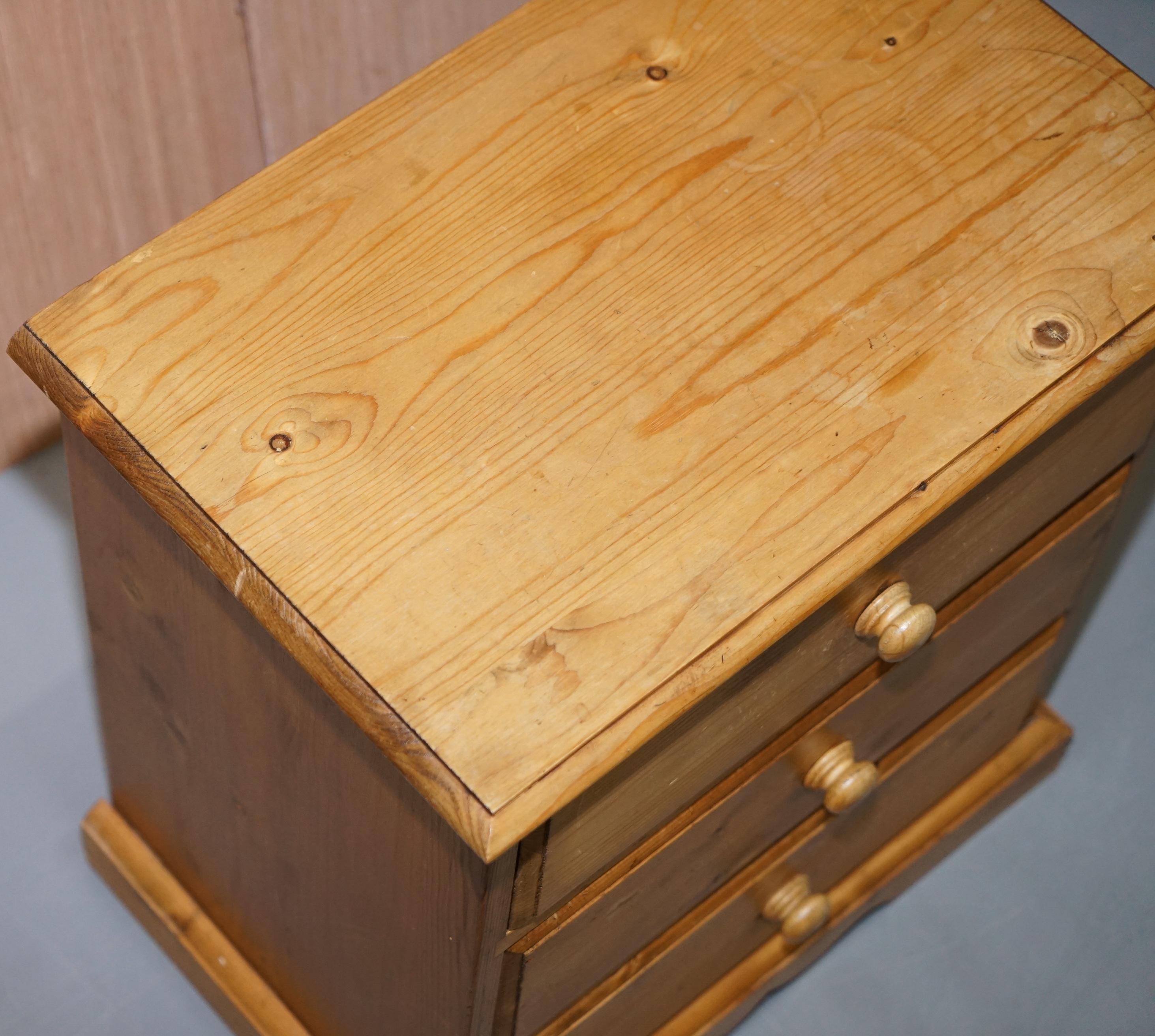 Hand-Crafted Lovely Small English Oak Vintage circa 1960s Bedside Table Chest of Drawers