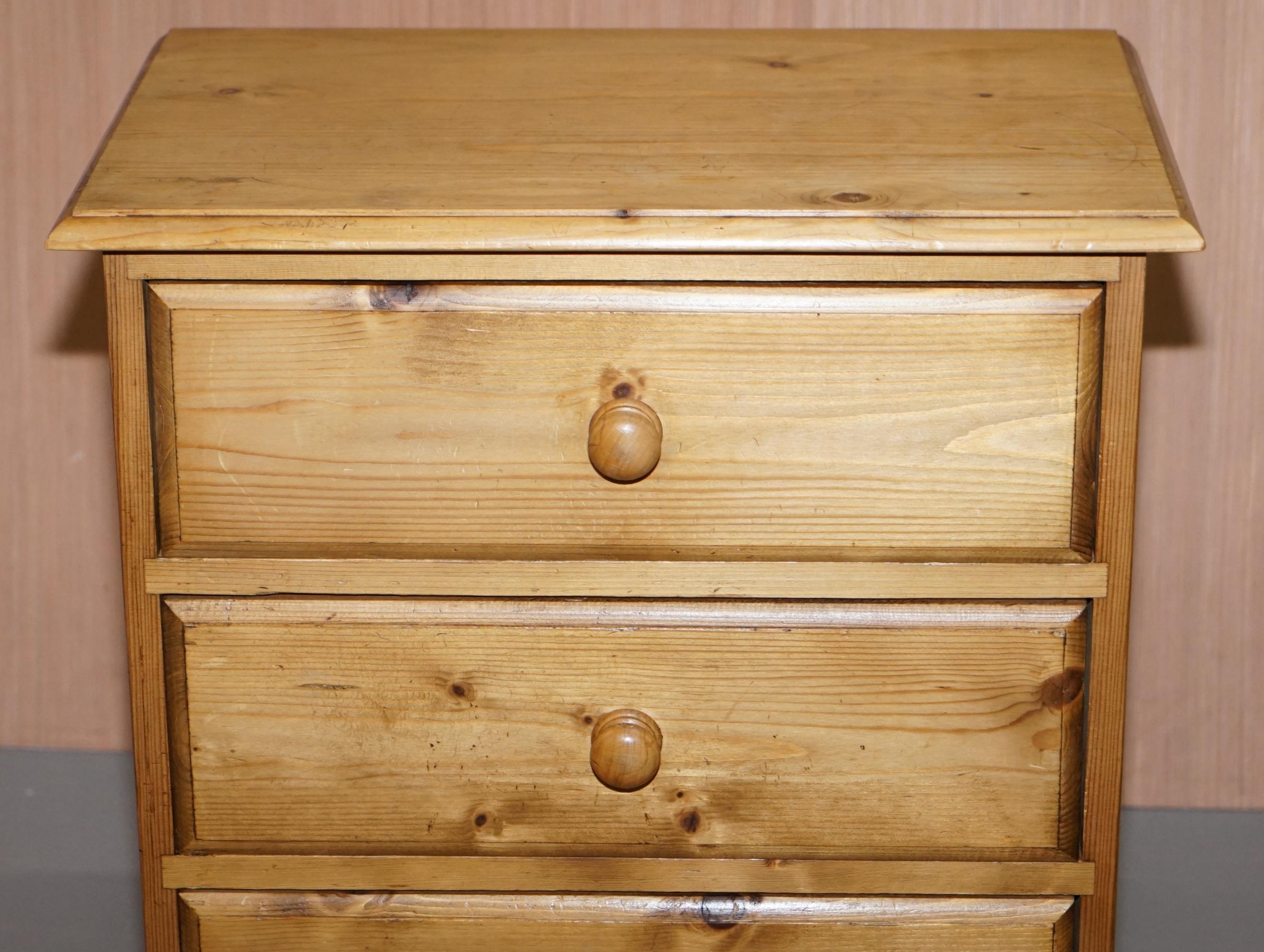 Lovely Small English Oak Vintage circa 1960s Bedside Table Chest of Drawers 1
