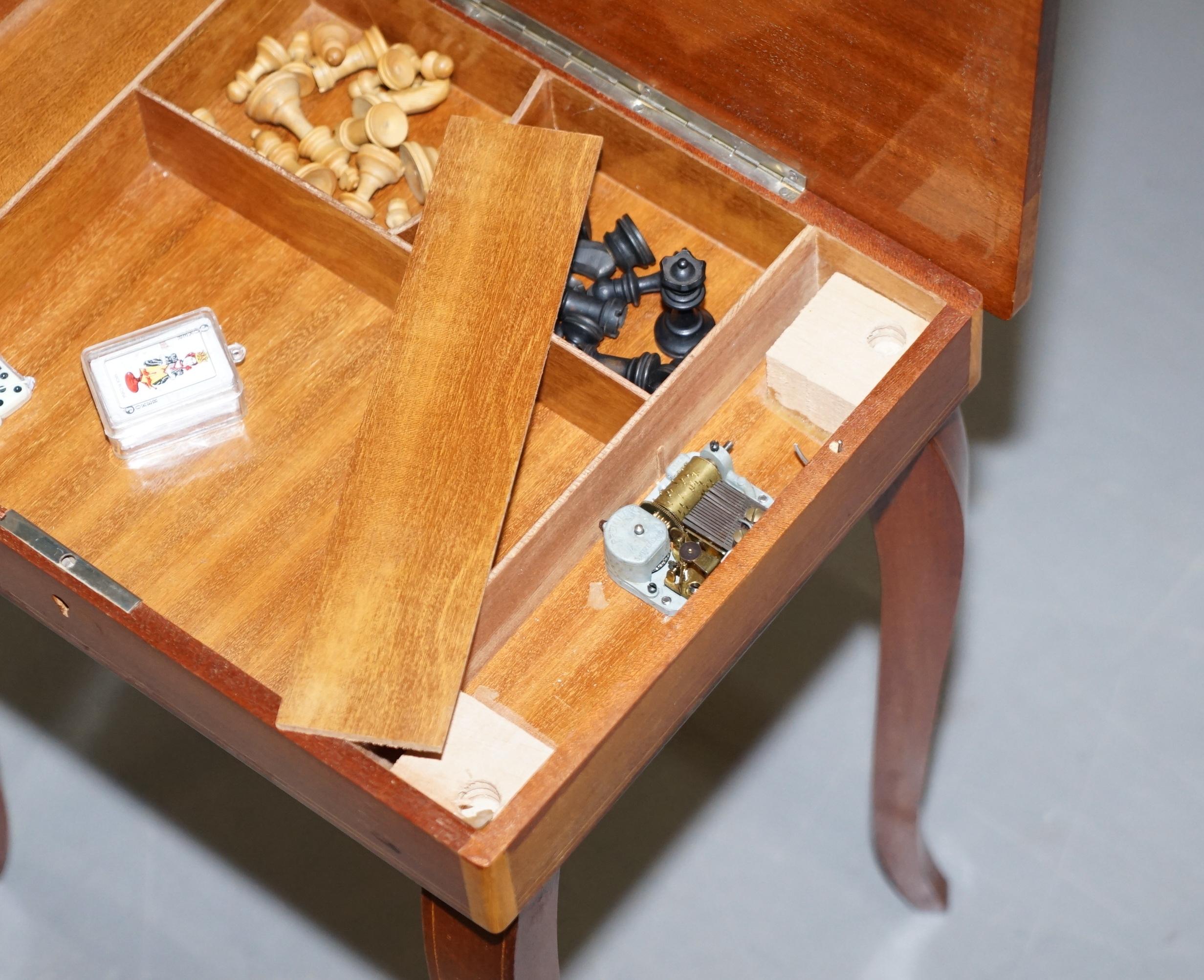 Charmante petite table de jeux d'échecs backgammon musicale avec tiroir et pièces d'échecs 9