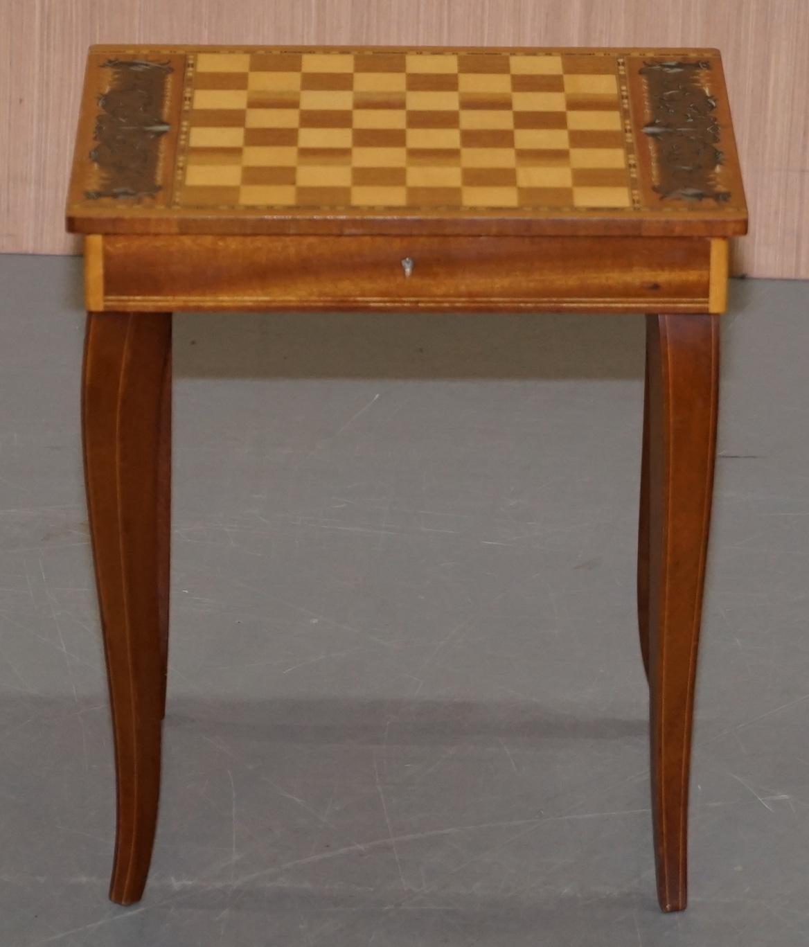 Moderne Charmante petite table de jeux d'échecs backgammon musicale avec tiroir et pièces d'échecs