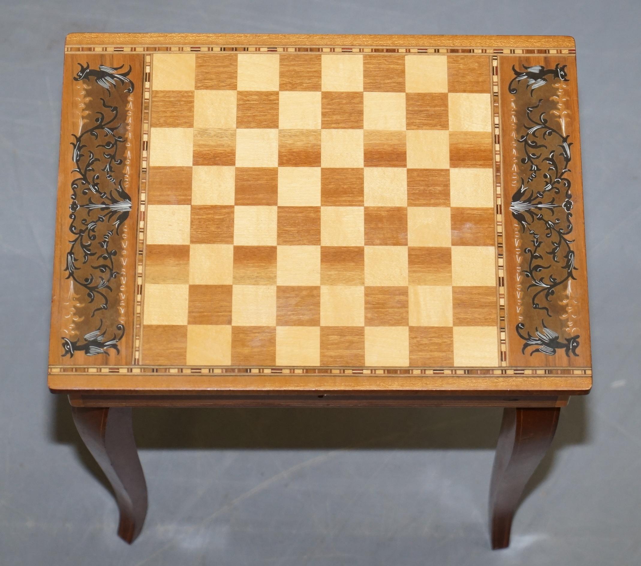 Anglais Charmante petite table de jeux d'échecs backgammon musicale avec tiroir et pièces d'échecs