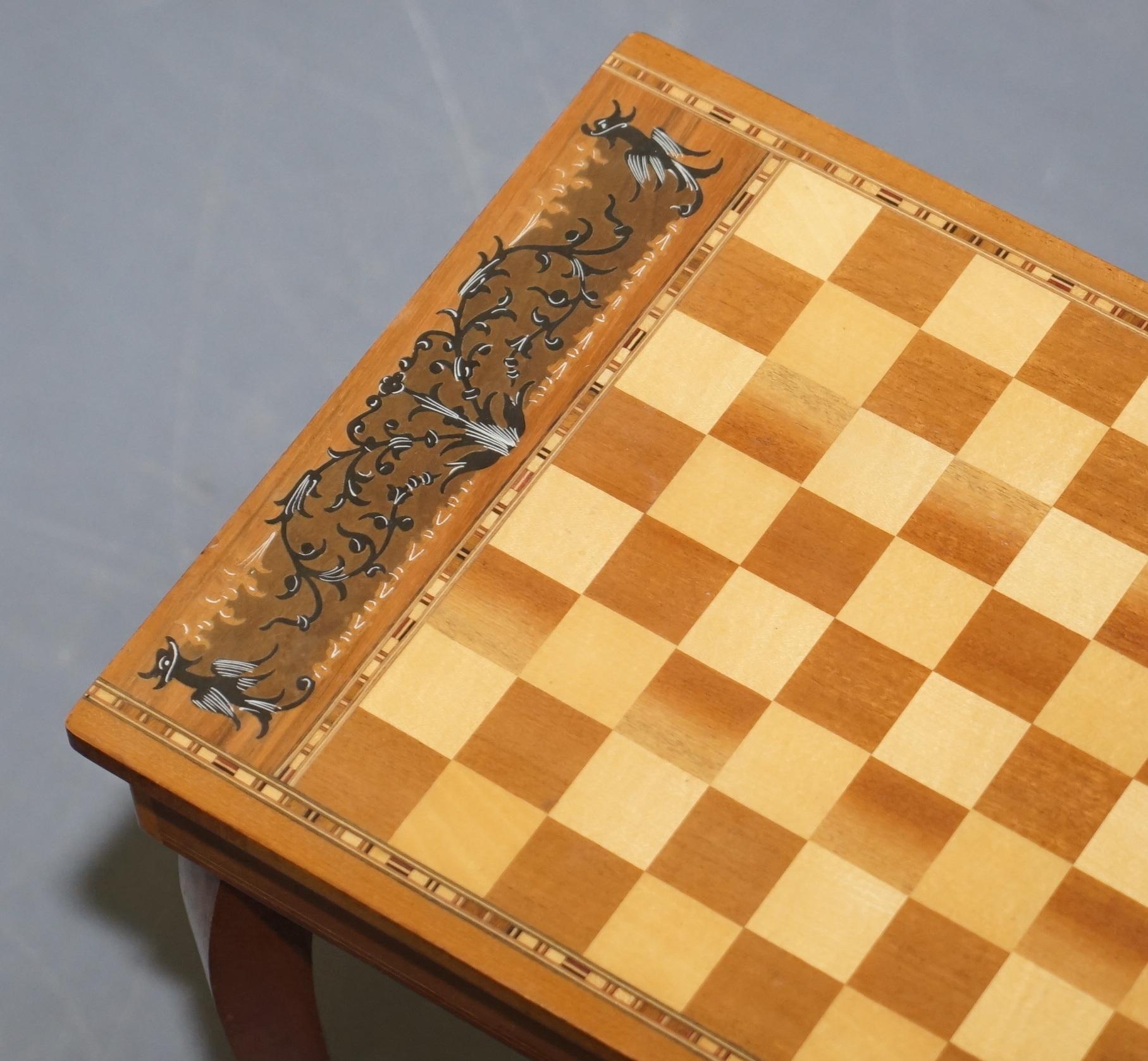 Fait main Charmante petite table de jeux d'échecs backgammon musicale avec tiroir et pièces d'échecs