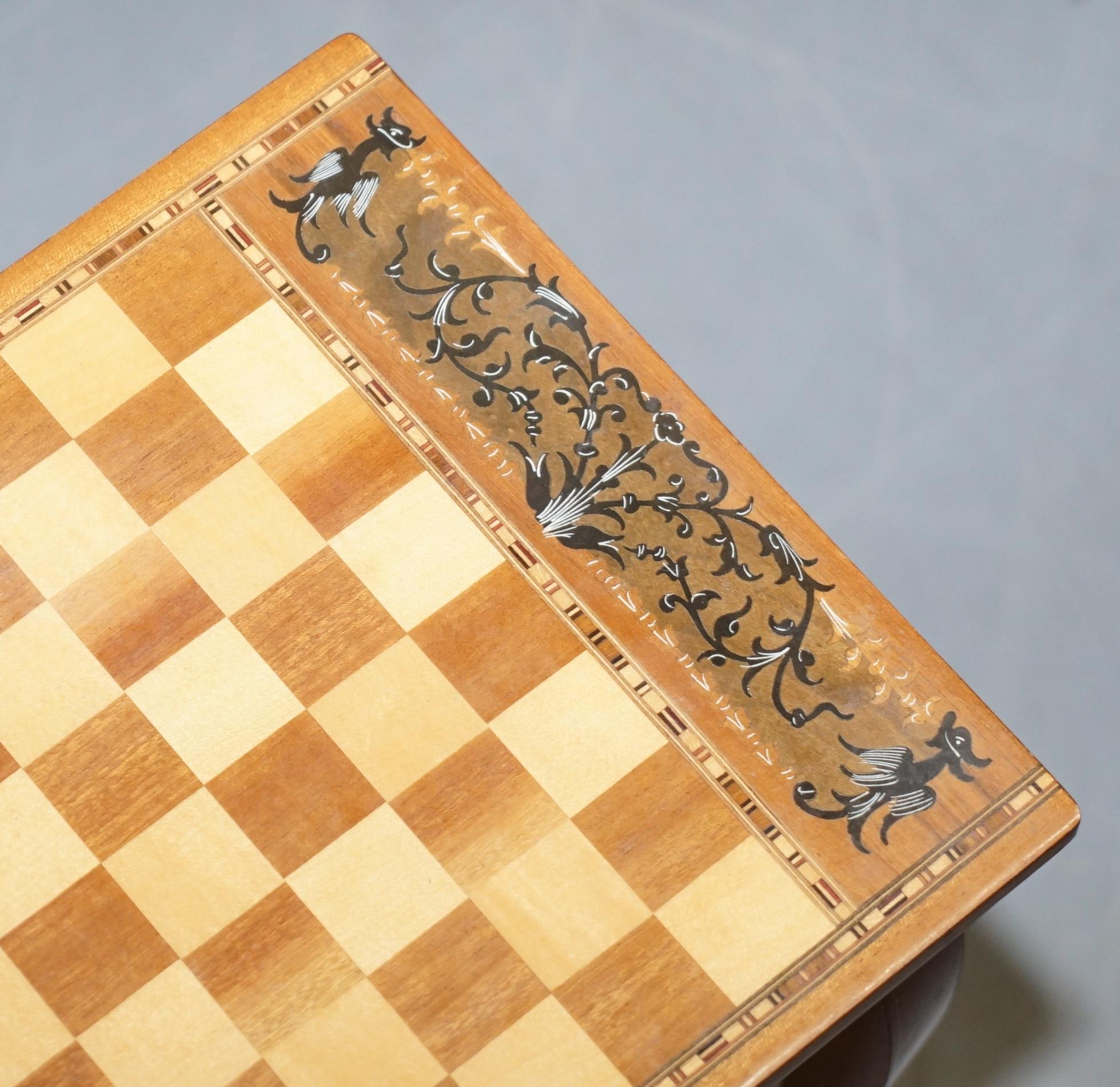 20ième siècle Charmante petite table de jeux d'échecs backgammon musicale avec tiroir et pièces d'échecs
