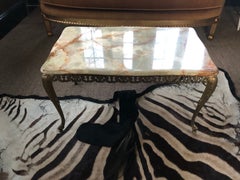 Lovely Small Onyx Top Brass Antique Coffee Table (Table à café ancienne en laiton)