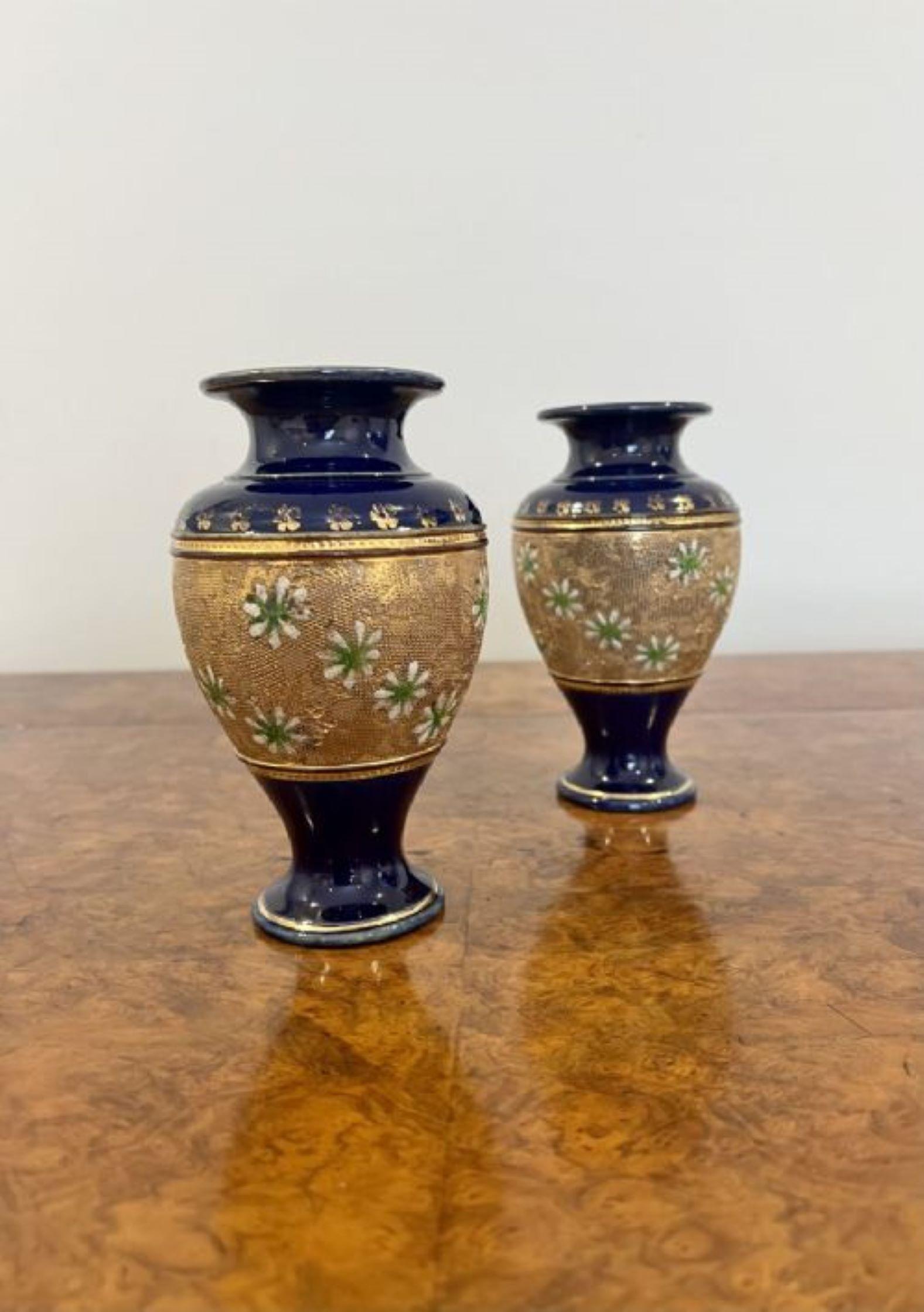 Hübsches kleines Paar antiker viktorianischer Royal Doulton Vasen  im Zustand „Gut“ im Angebot in Ipswich, GB