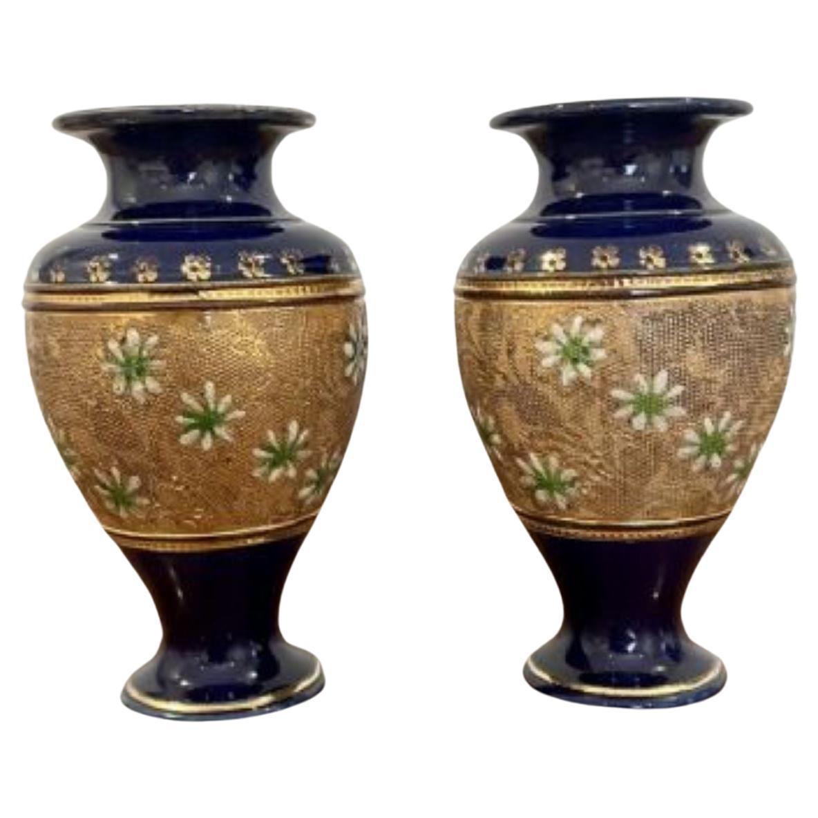 Jolie petite paire de vases anciens victoriens Royal Doulton 