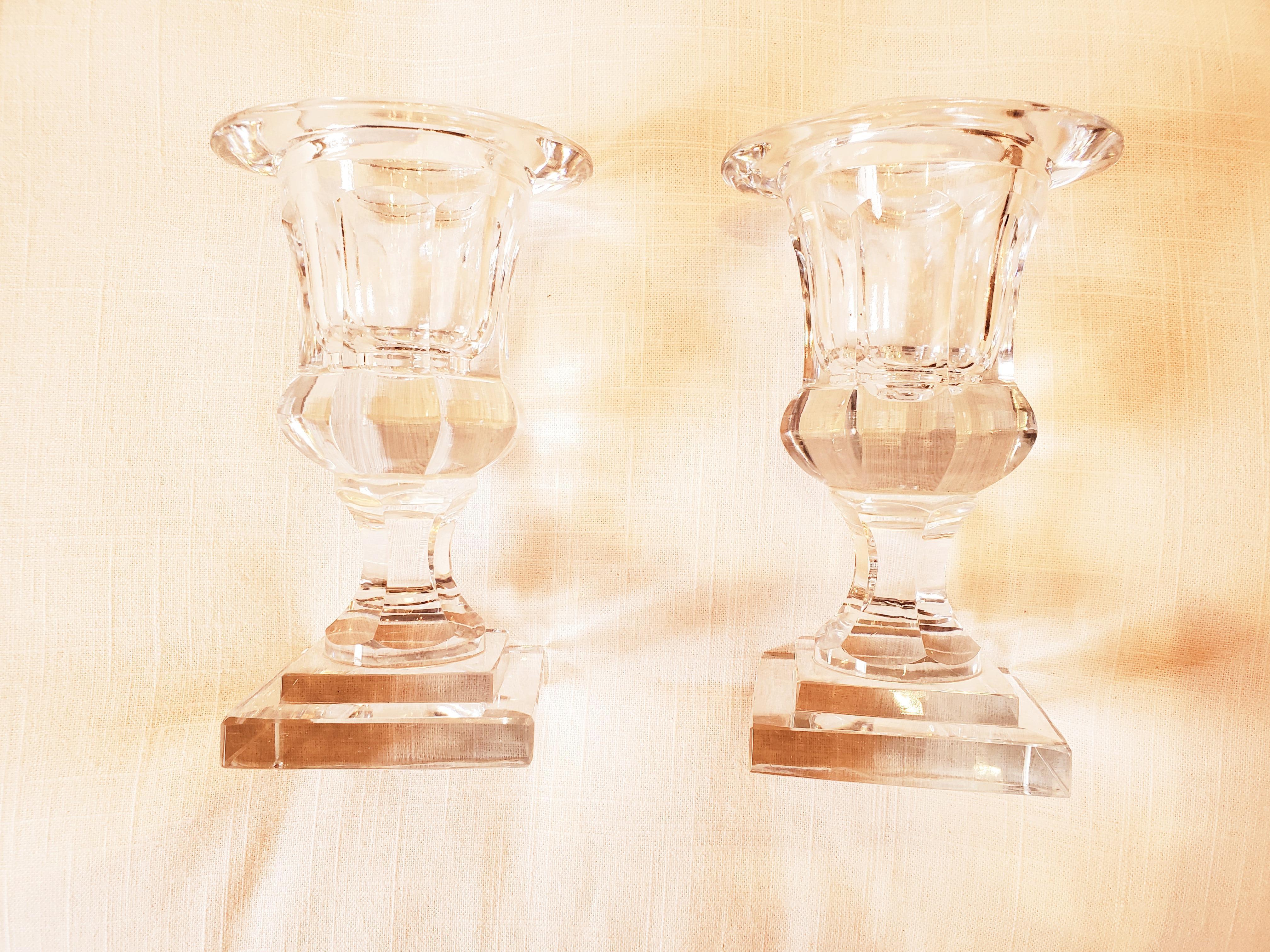 Fin du 20e siècle Jolie petite paire d'urnes en cristal en vente