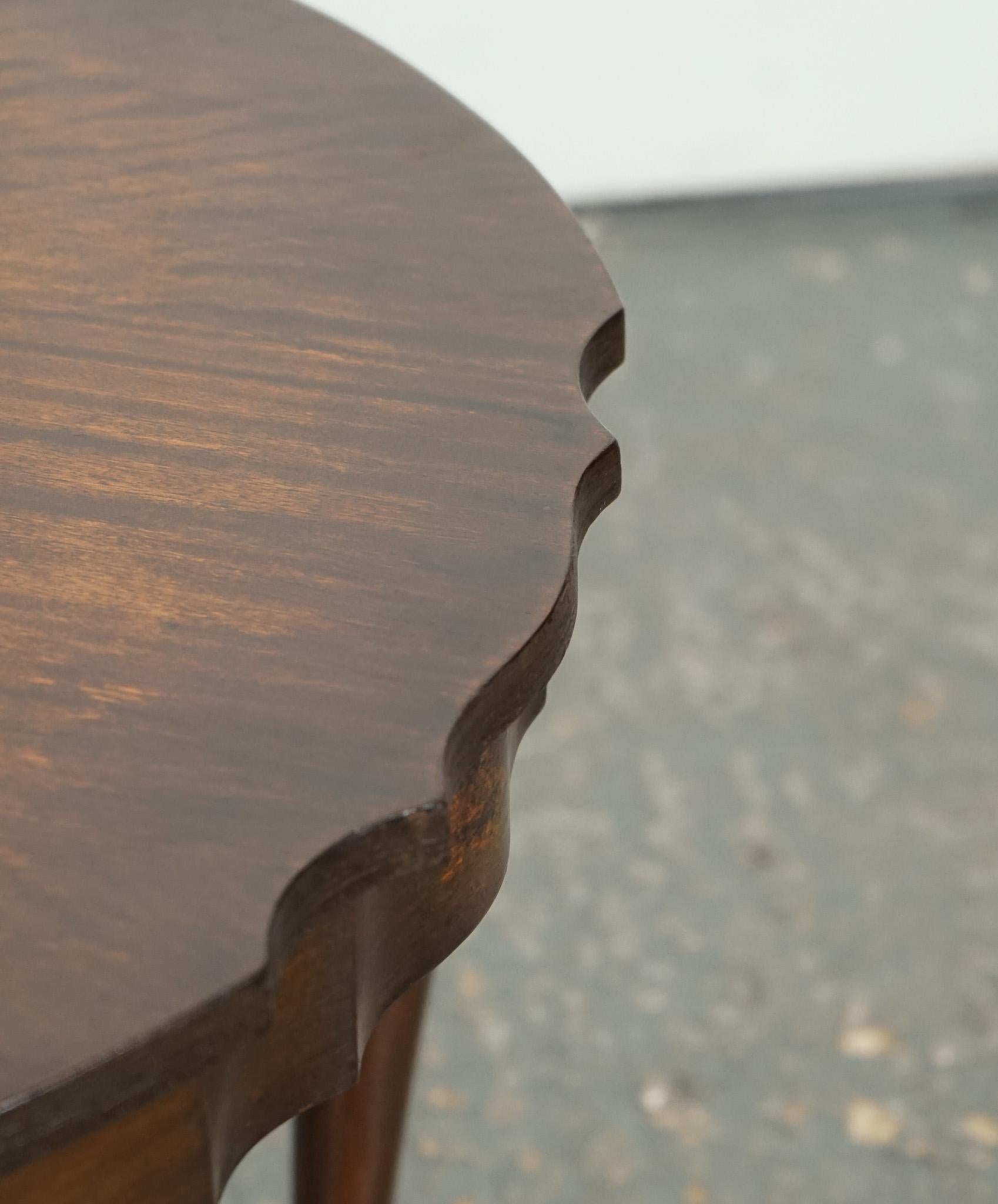 LOVELY SMALL PIE CRUST SHAPEDED EDGE HARDWOOD SIDE TABLE j1 en vente 1