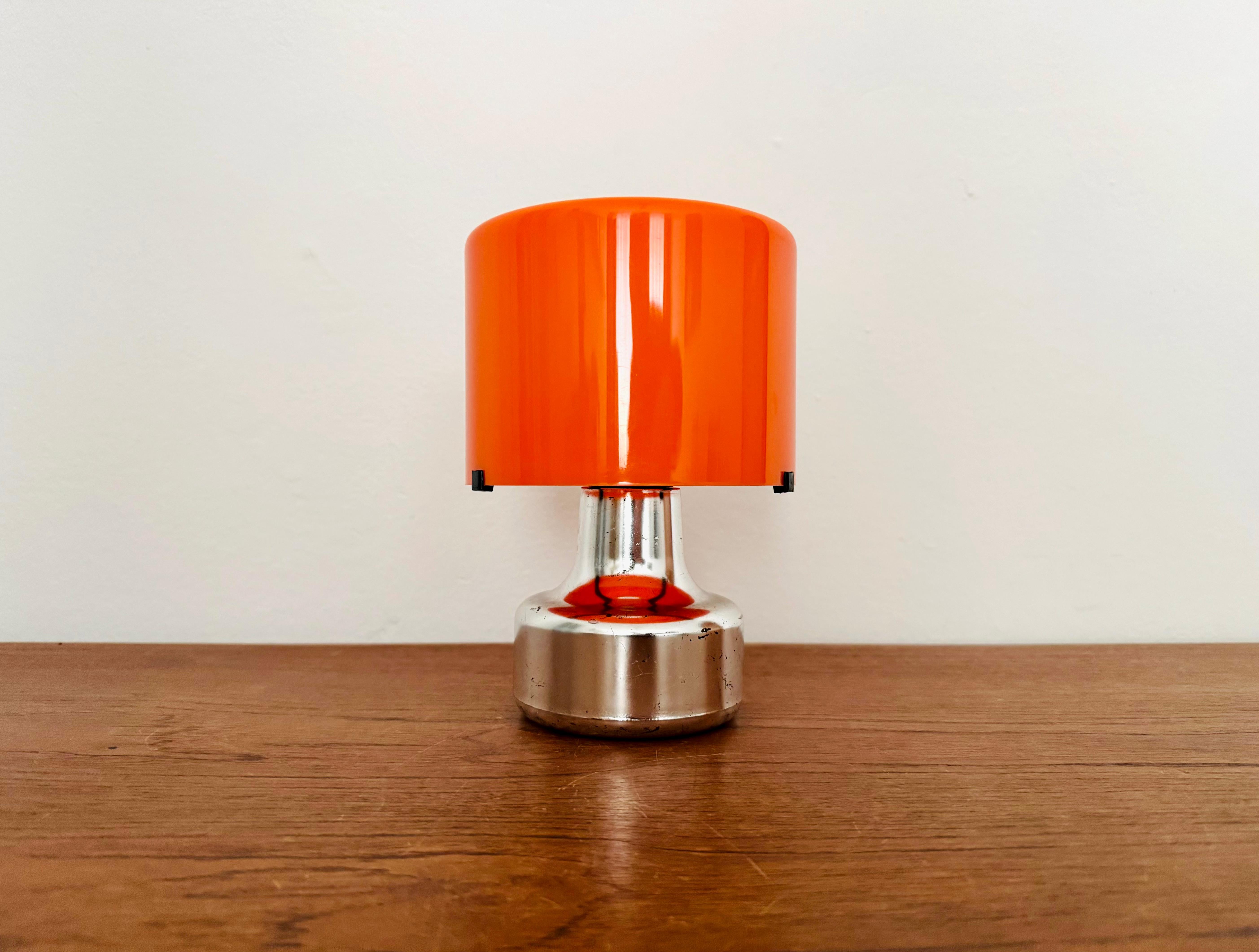 Beautiful Italian plastic table lamp from the 1970s.
Accepting Space Age Design.
A very warm light is created.

Condition:

Very good vintage condition with slight signs of wear.
Light scratches on the silver plastic foot.

The pictures are part of
