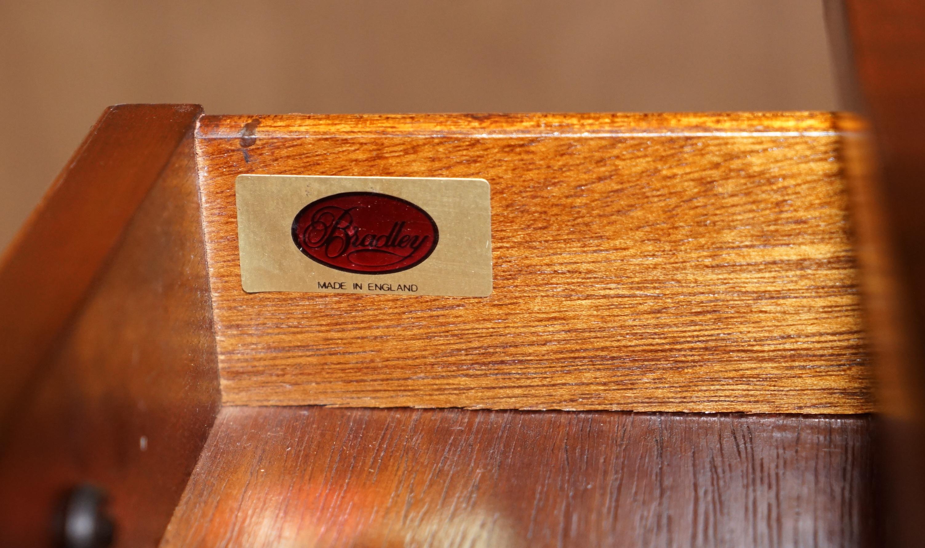 We are delighted to offer for sale this lovely Bradley Furniture England flamed mahogany console table with twin drawers

A good looking and nicely made piece by the geniuses that are Bradley furniture. The timber cuts are beautiful and in the