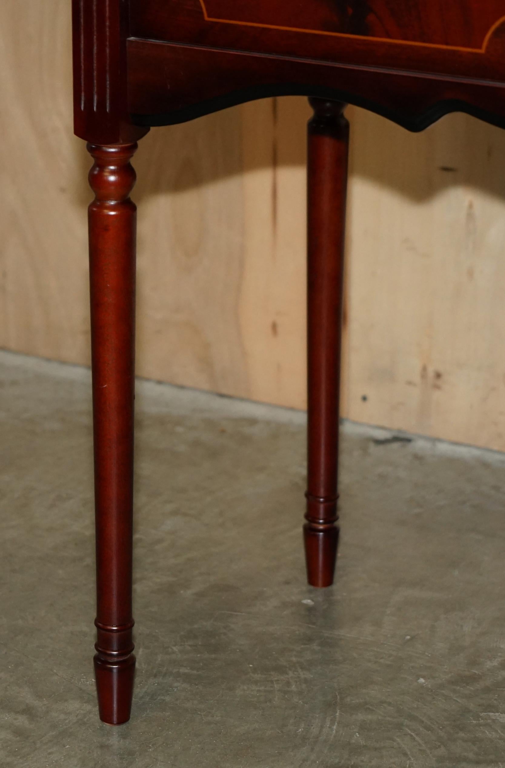 LOVELY SMALL TWO DRAWER SIDE CONSOLE TABLE MIT HARDWOOD  Style FINiSH (20. Jahrhundert) im Angebot