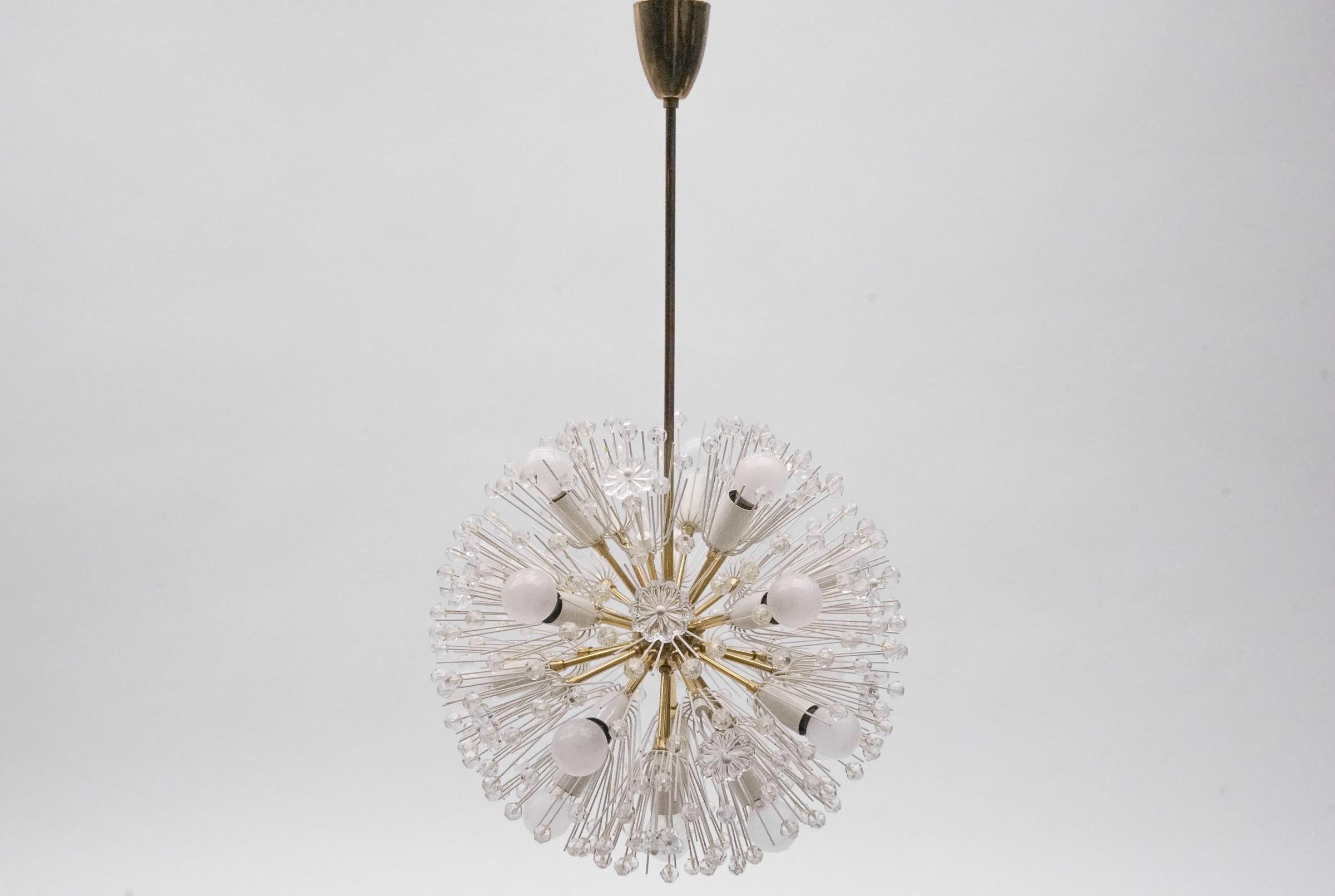 Magnifique lustre des années 1950.
La lampe, avec ses fleurs richement décorées et ses détails en laiton, a un aspect très luxueux et brille de mille feux.
Le Design/One et les matériaux utilisés créent une grande lumière scintillante.
Une lampe