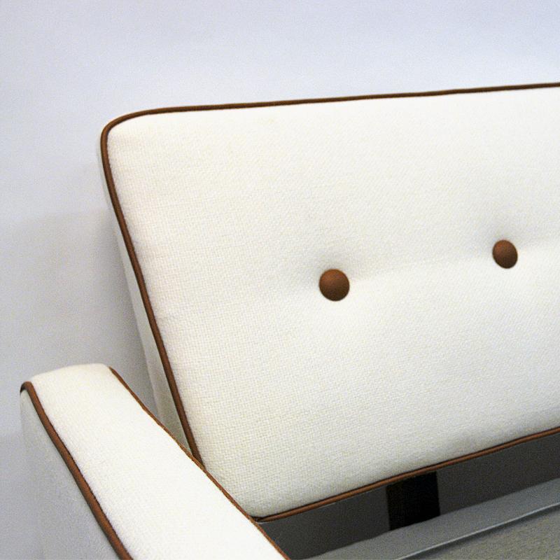 Ce charmant et unique canapé-lit vintage a été produit par IRE Möbler (toujours actif aujourd'hui) dans les années 1950, en Suède. Le dossier est amovible, ce qui en fait un parfait lit d'appoint. Le canapé a été récemment recouvert d'un joli tissu