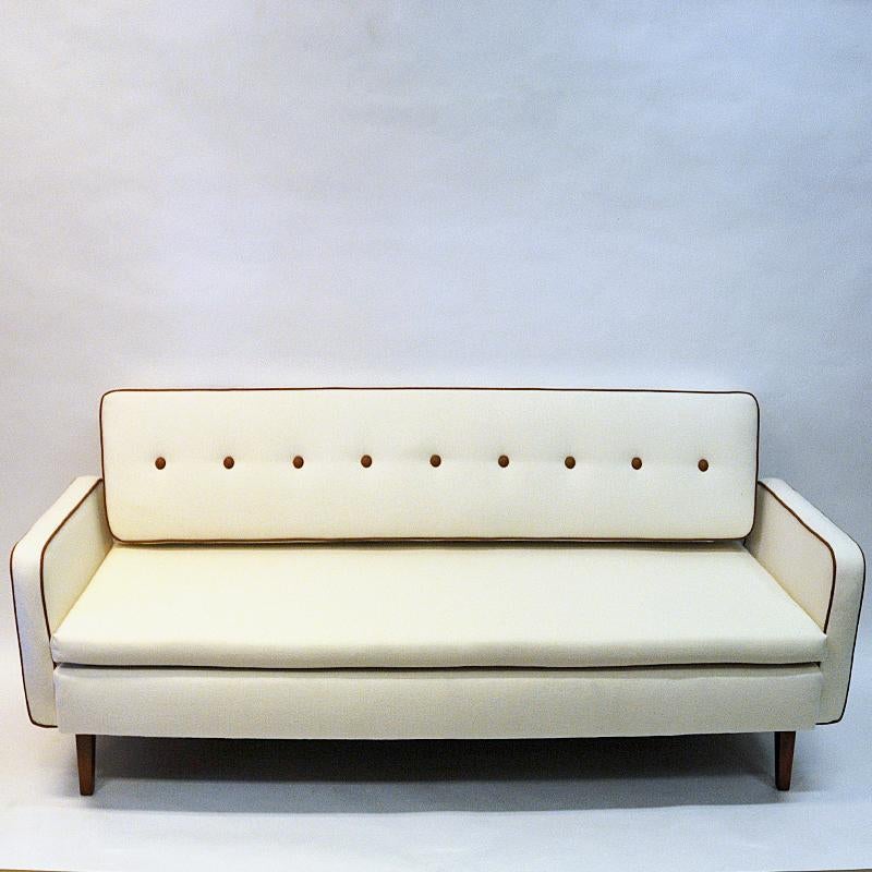 Schönes Sofa und Daybed aus weißer Wolle von Ire Möbler, 1950er Jahre, Schweden (Gebeizt) im Angebot