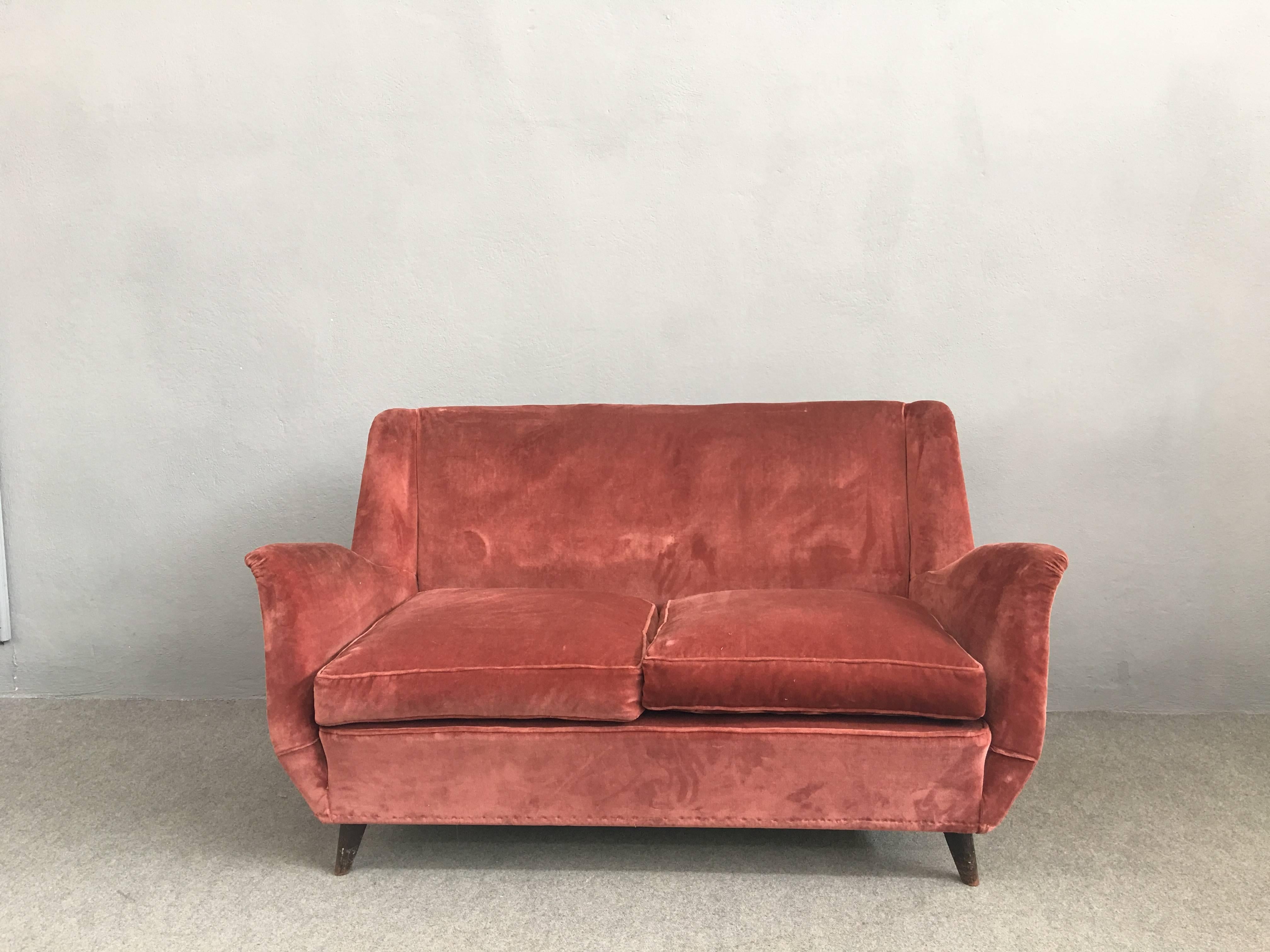 Lovely two seats sofa attributed to Isa. Wonderful shape, wood legs and original pink velvet upholstering.