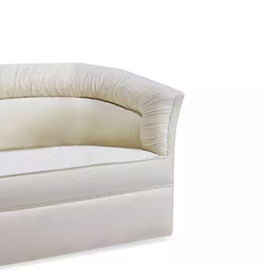 Lehnen Sie sich zurück und lassen Sie sich von den weichen Stoffarmen des Sofas Lovely tragen. Ihre Kurven entfalten sich sanft wie eine blühende Lilie im Kontrast zu ihrer trendigen quadratischen Basis.

Wie abgebildet
Polstermöbel: Lux Velvet