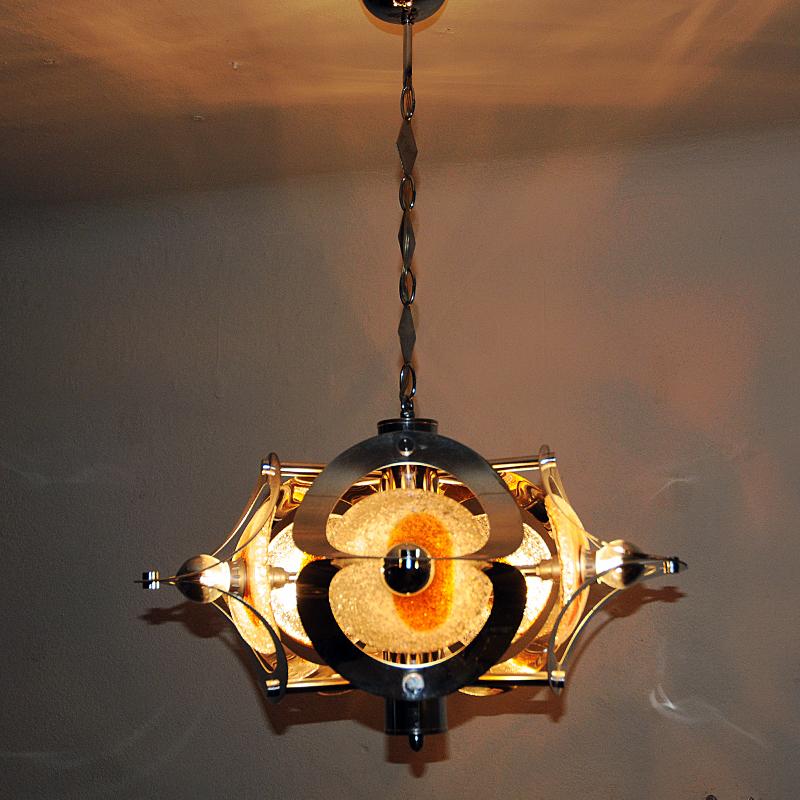 Glamouros Italian Art Deco ceiling chandelier of polished chrome and crushed murano glass. Italy 1970s. Solid chrome base divided into four sections, each holding a clear and amber hand-blown murano glass shade. Includes 4 lamp bulbs half silver