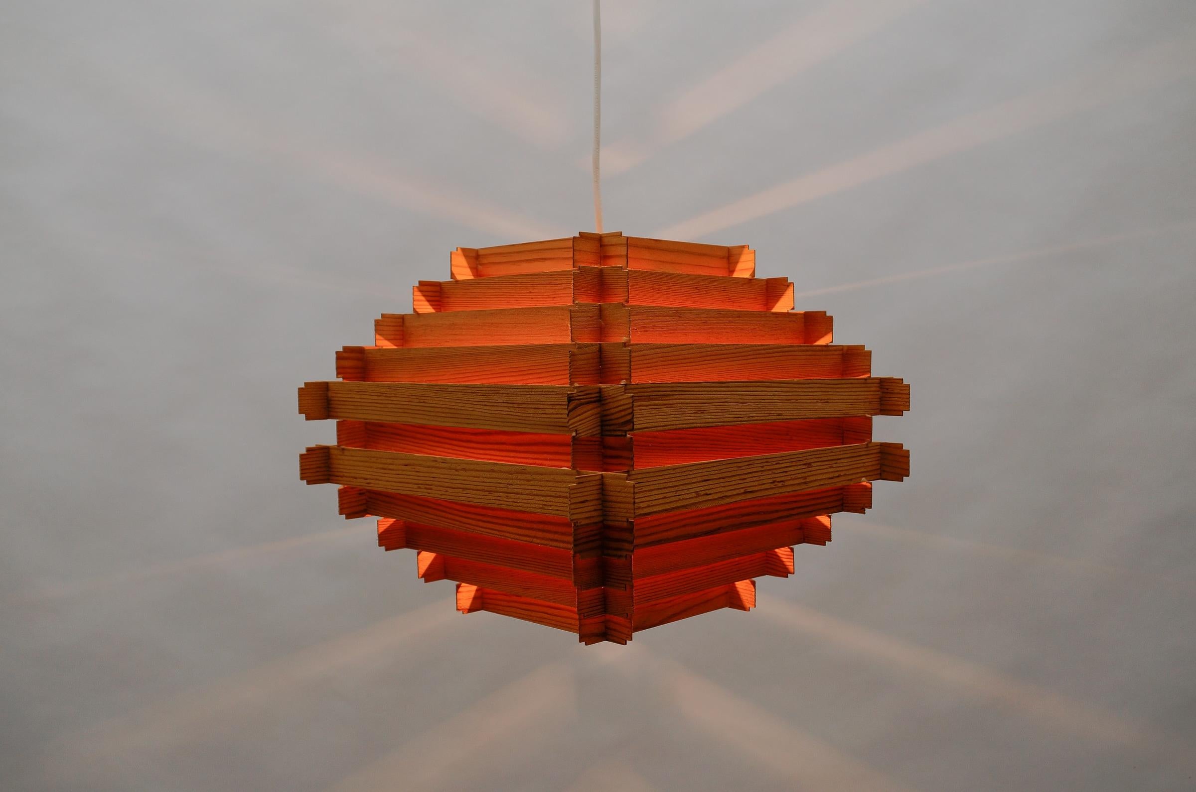 Lovely Stepped Wooden Ceilling Slat Lamp, 1960s Scandinavian In Good Condition For Sale In Nürnberg, Bayern