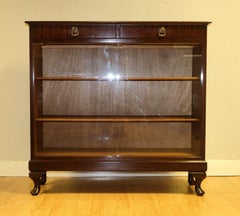 LOVELY STRONGBOW HARDWOOD DiSPLAY CABINET SLIDING GLASS DOORS ON CABRIOLE LEGS