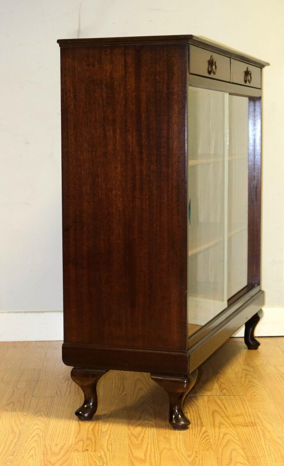 English LOVELY STRONGBOW HARDWOOD DiSPLAY CABINET SLIDING GLASS DOORS ON CABRIOLE LEGS
