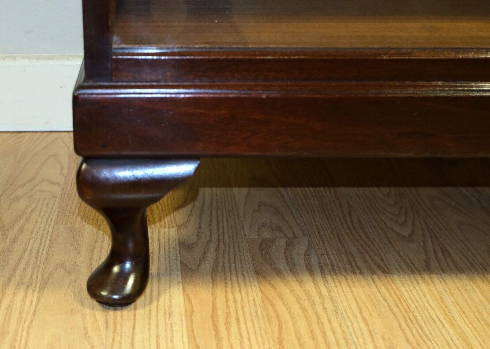 LOVELY STRONGBOW HARDWOOD DiSPLAY CABINET SLIDING GLASS DOORS ON CABRIOLE LEGS In Good Condition In West Sussex, Pulborough